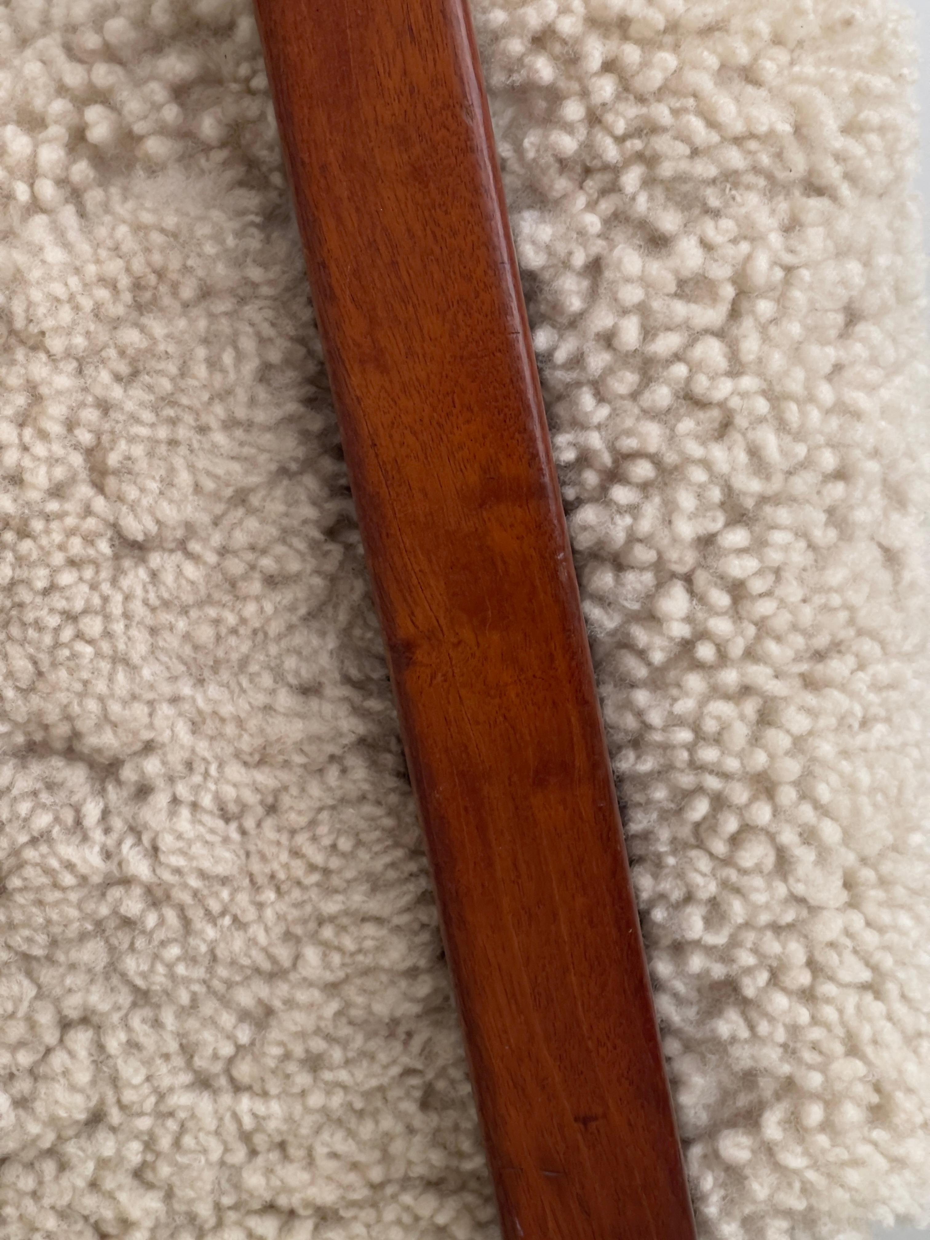 Paire de chaises longues danoises des années 1930 en hêtre teinté, retapissées en shearling. en vente 4