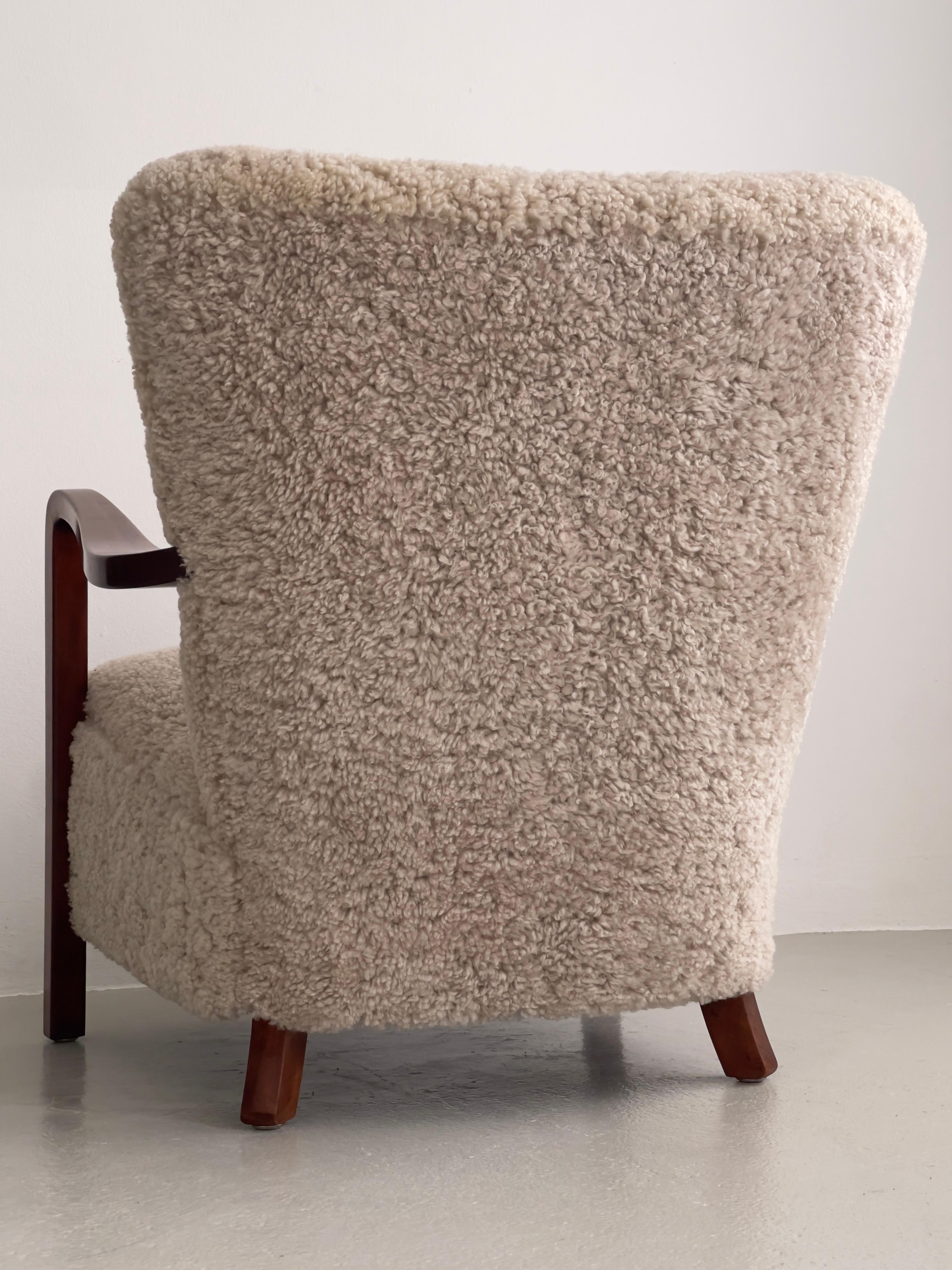 Paire de chaises longues danoises des années 1930 en hêtre teinté, retapissées en shearling. en vente 5