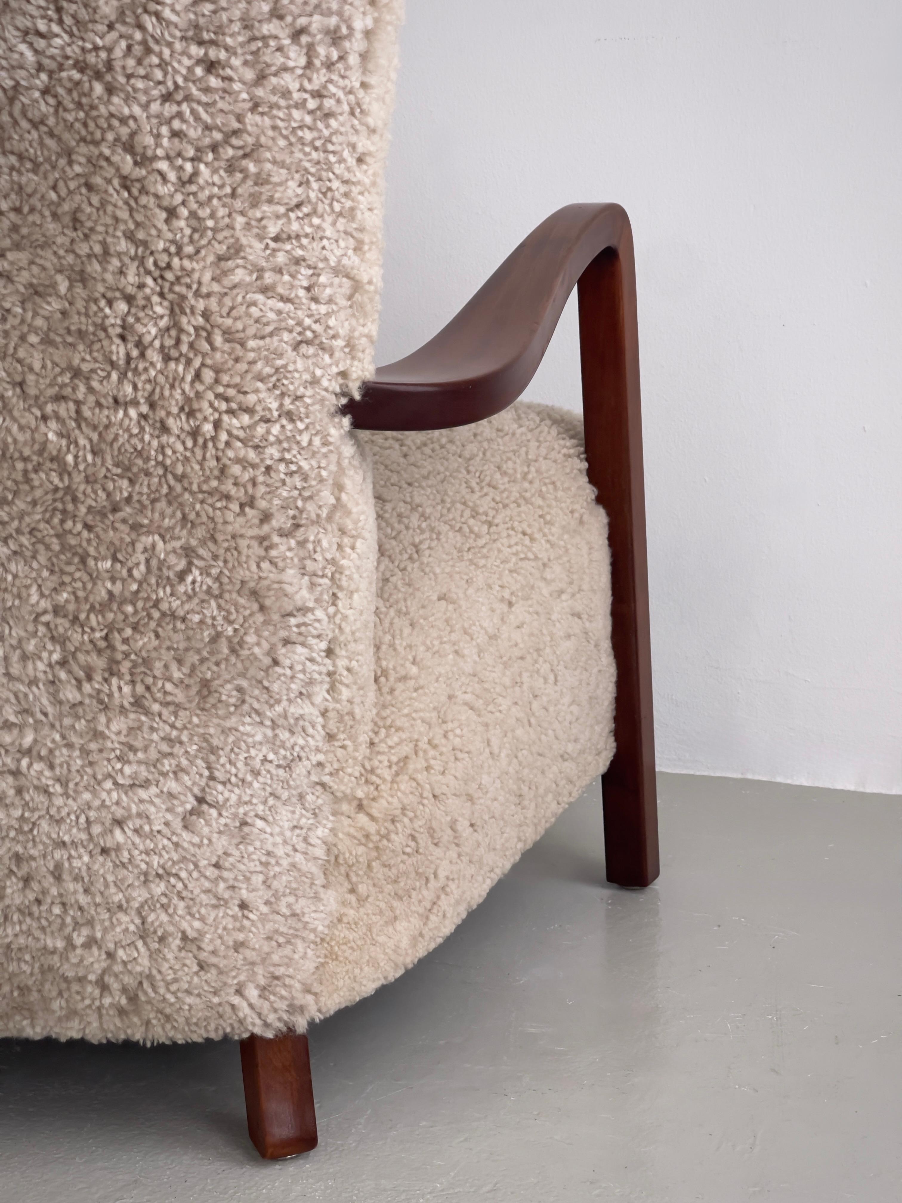 Paire de chaises longues danoises des années 1930 en hêtre teinté, retapissées en shearling. en vente 6