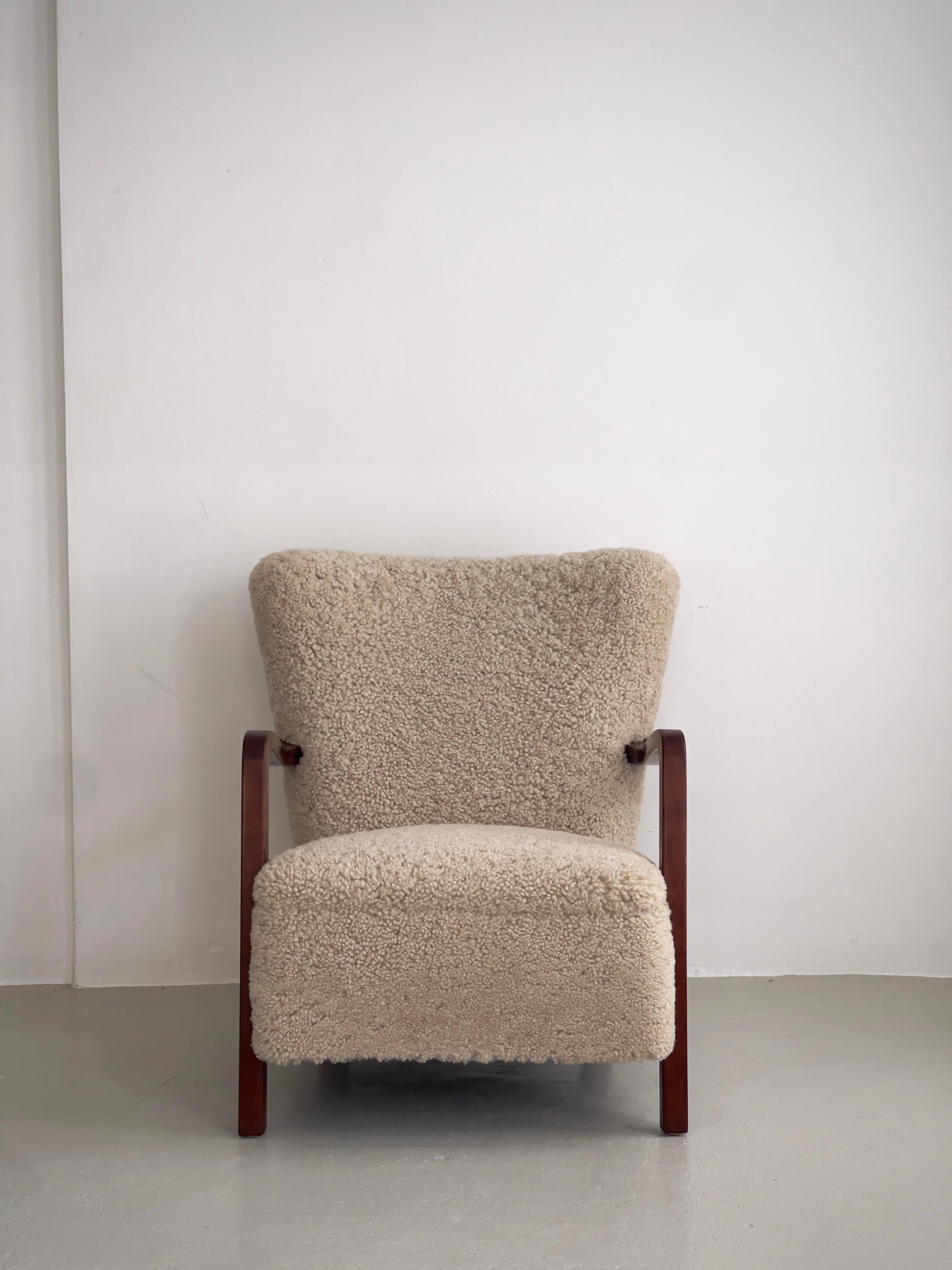 Paire de chaises longues danoises des années 1930 en hêtre teinté, retapissées en shearling. en vente 7