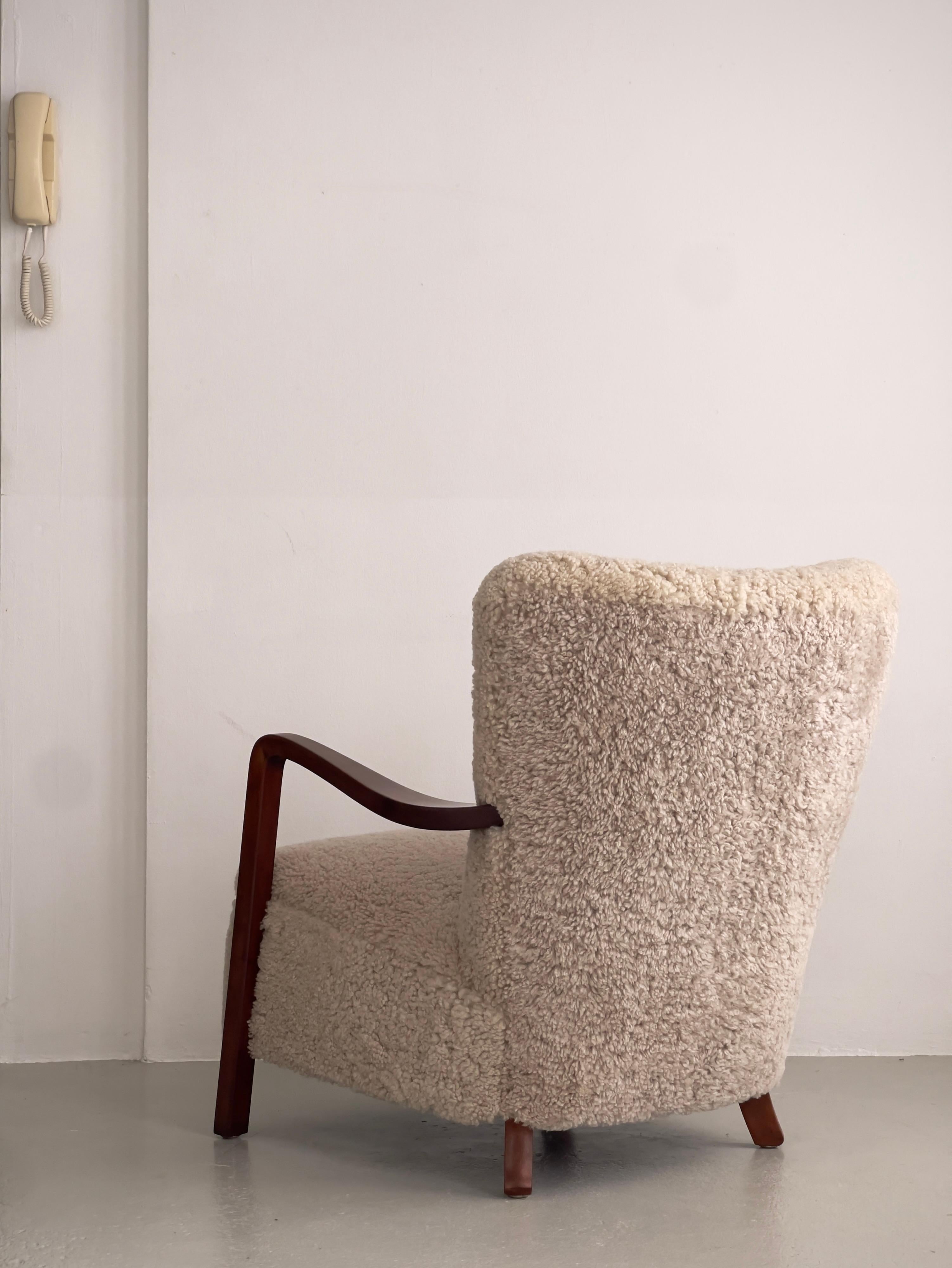 Paire de chaises longues danoises des années 1930 en hêtre teinté, retapissées en shearling. en vente 8