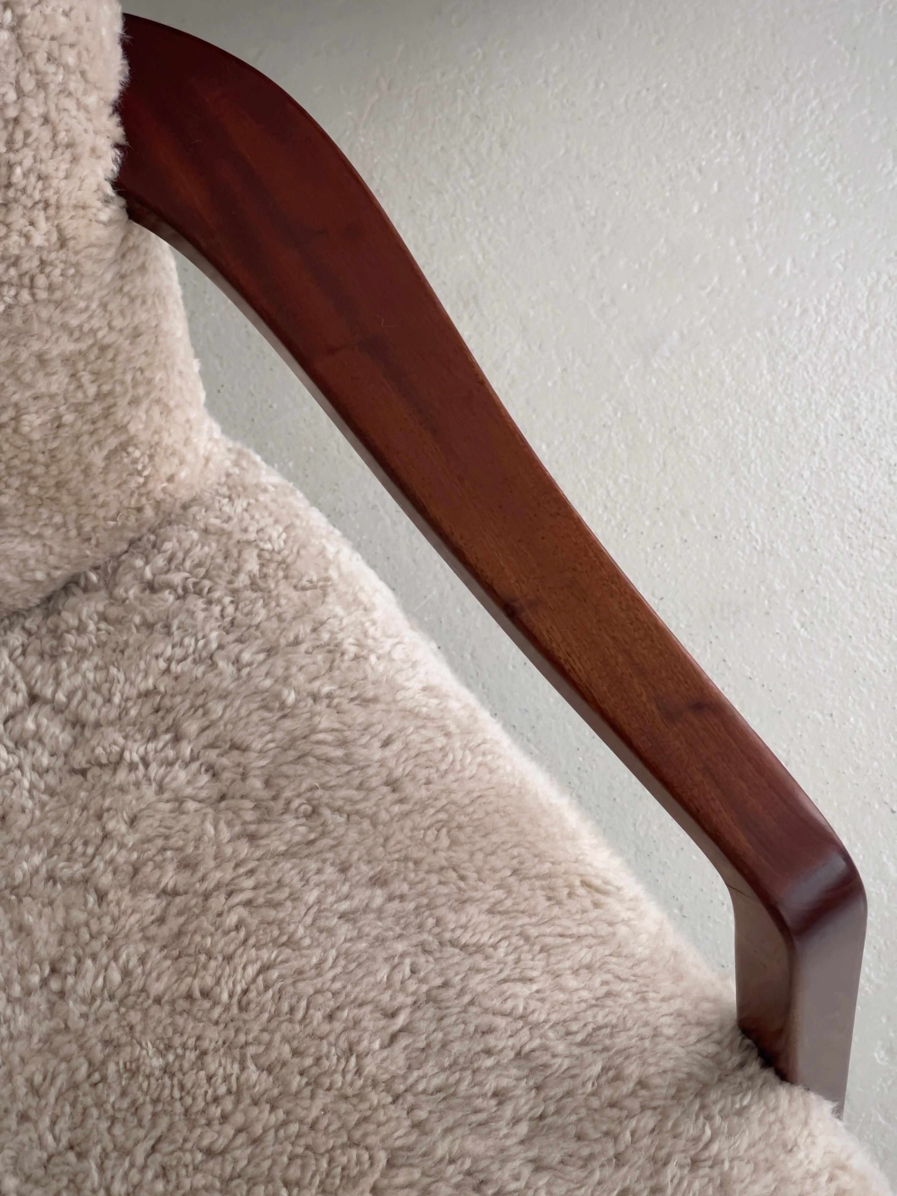 Paire de chaises longues danoises des années 1930 en hêtre teinté, retapissées en shearling. en vente 9