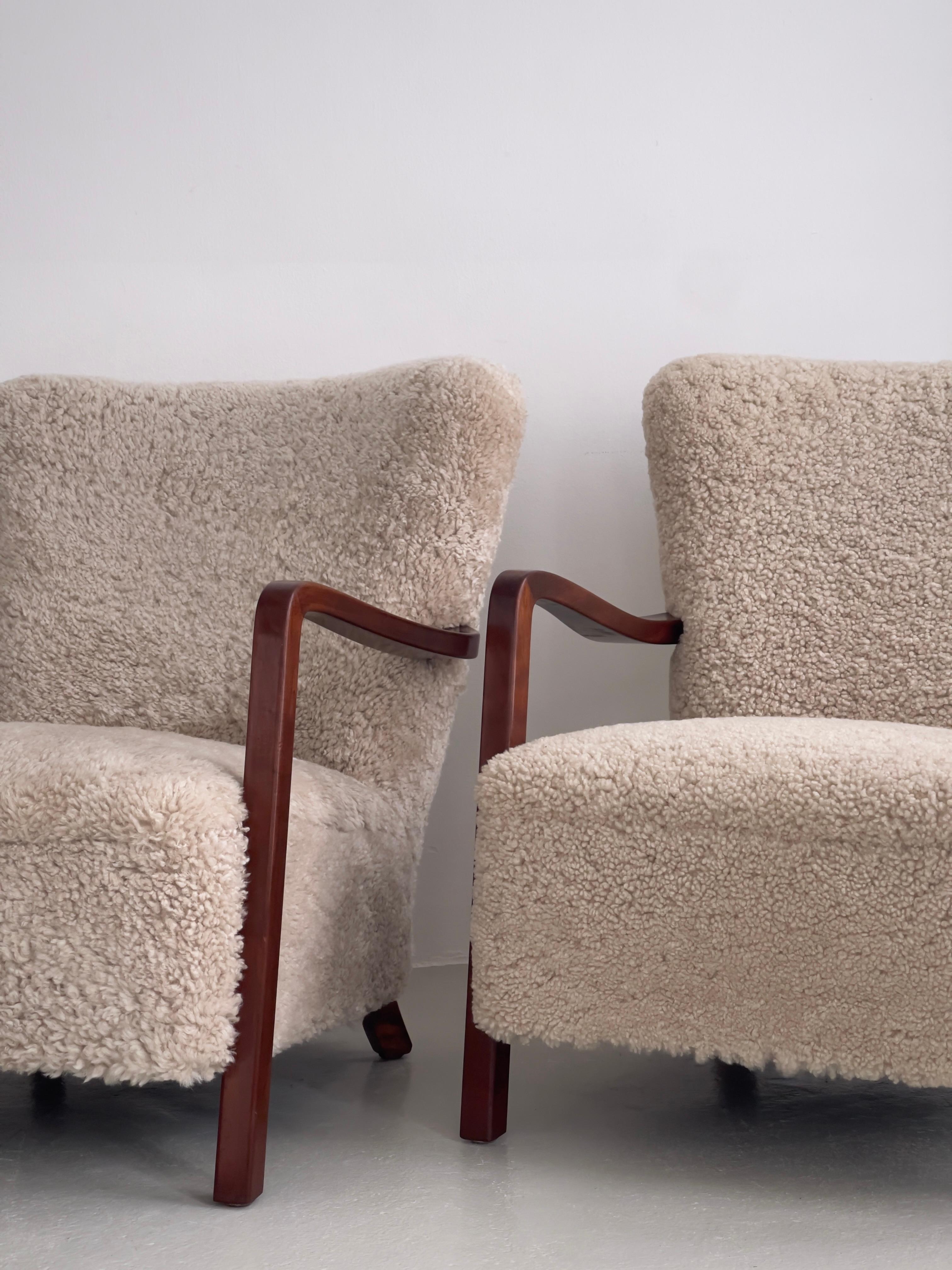 Paire de chaises longues danoises des années 1930 en hêtre teinté, retapissées en shearling. en vente 11