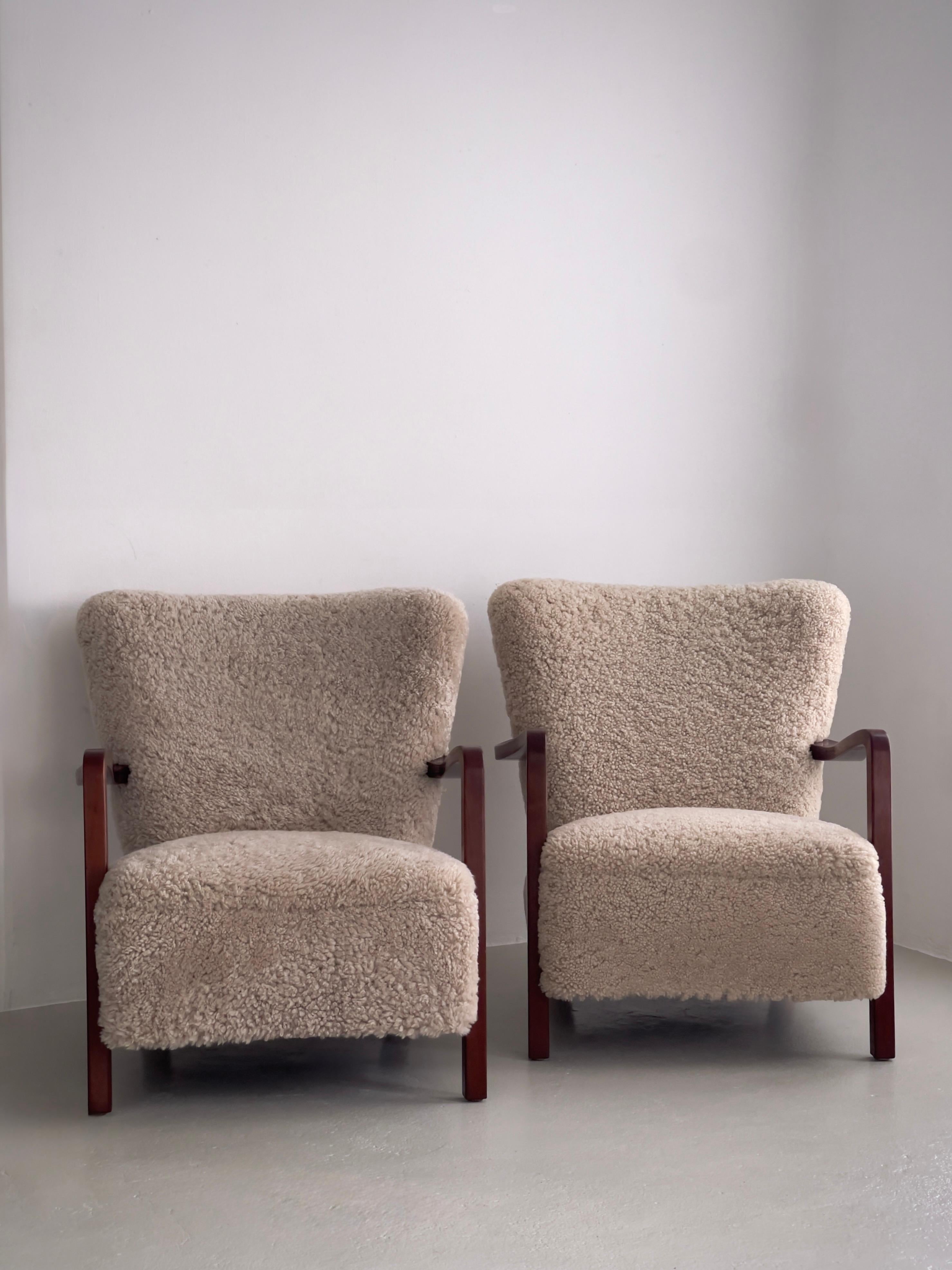 Paire de chaises longues danoises des années 1930 en hêtre teinté, retapissées en shearling. en vente 10