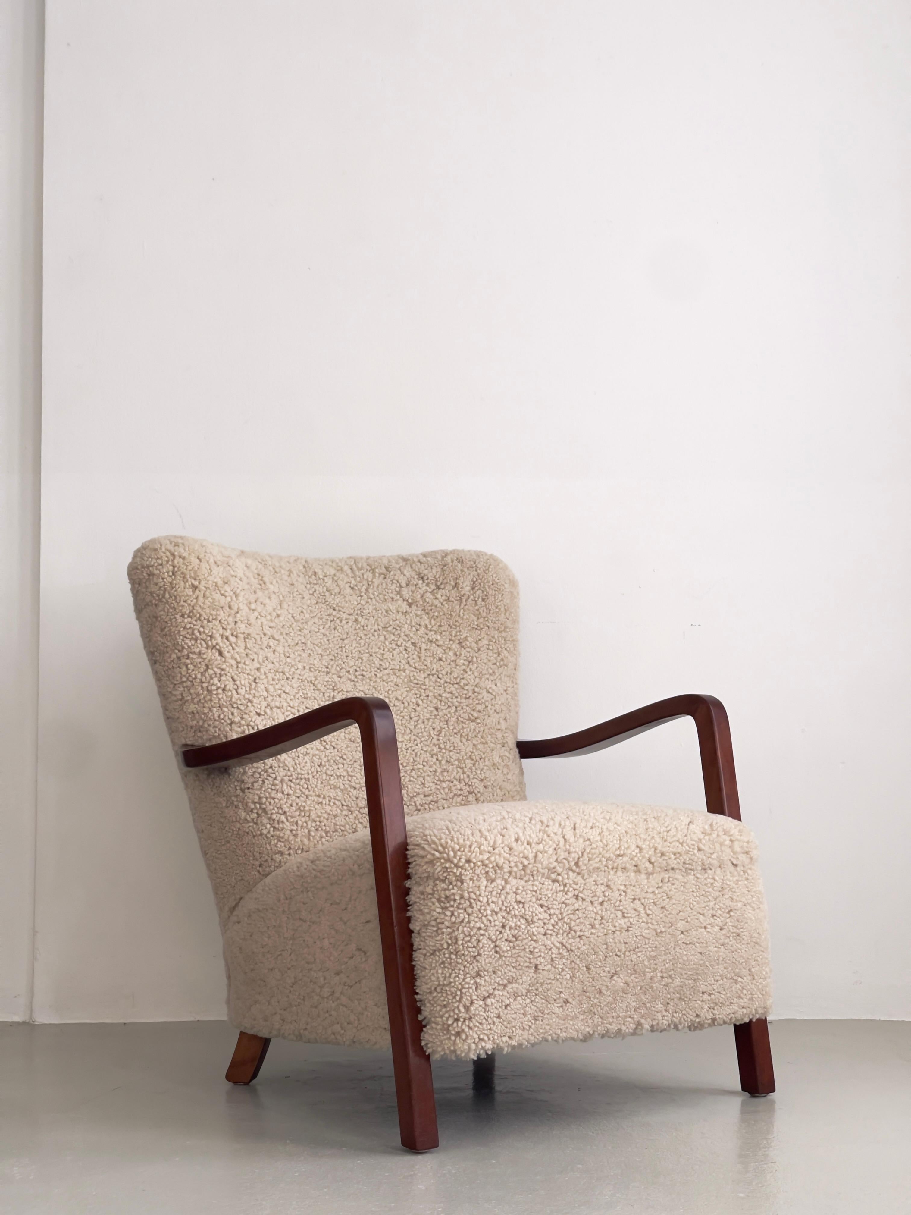 Fait main Paire de chaises longues danoises des années 1930 en hêtre teinté, retapissées en shearling. en vente