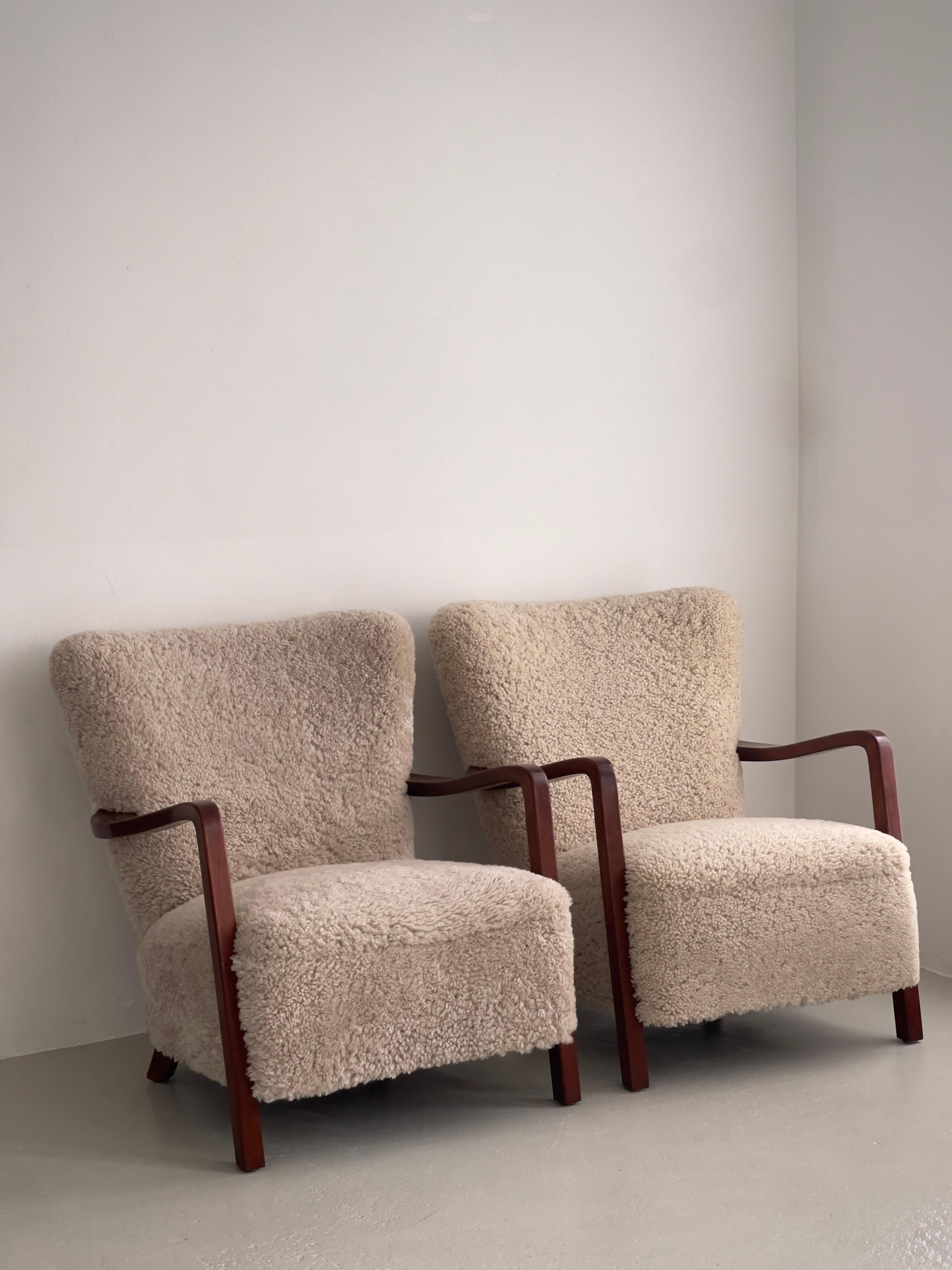 Paire de chaises longues danoises des années 1930 en hêtre teinté, retapissées en shearling. Bon état - En vente à København K, 84