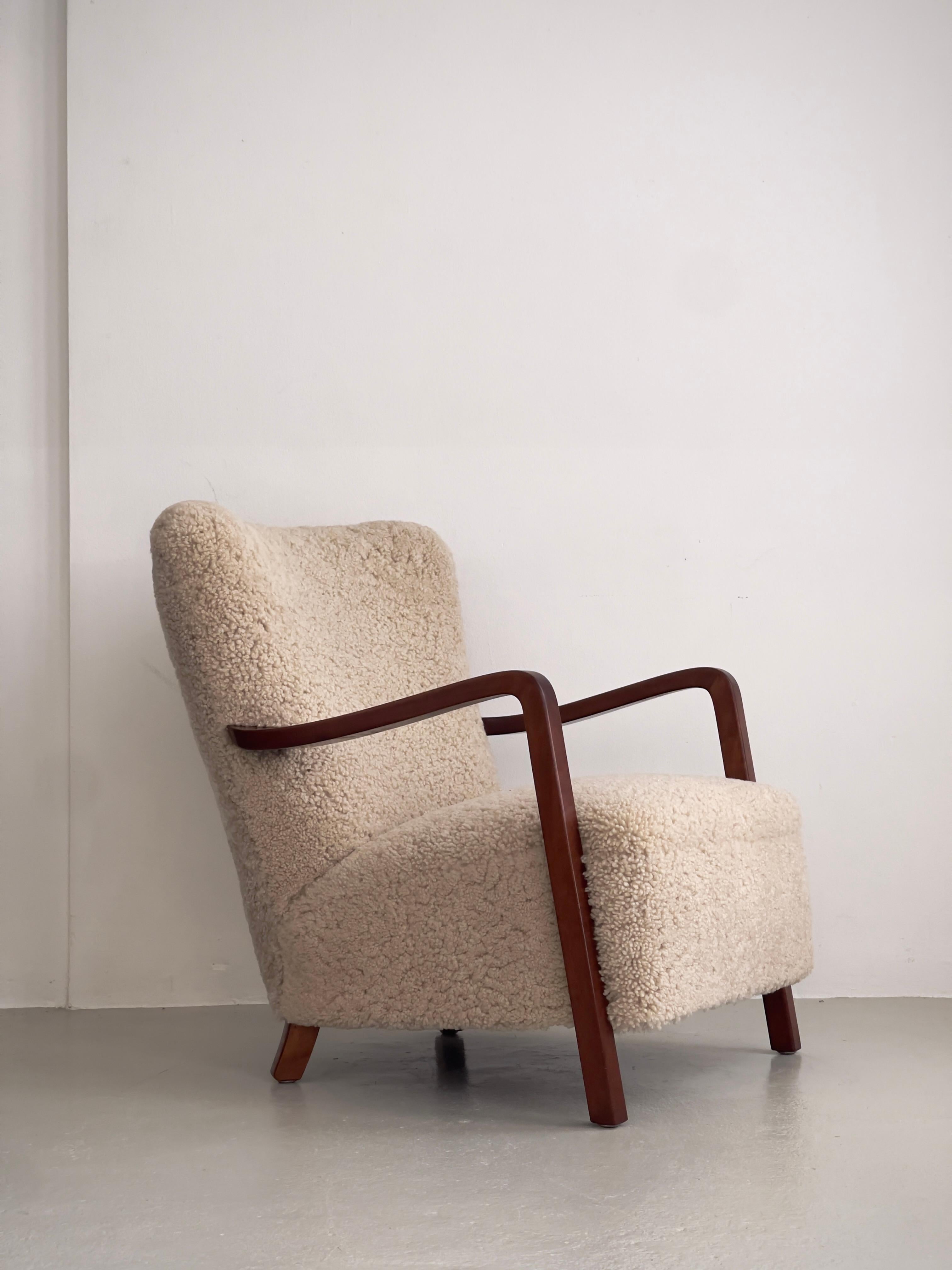 Cuir de mouton Paire de chaises longues danoises des années 1930 en hêtre teinté, retapissées en shearling. en vente