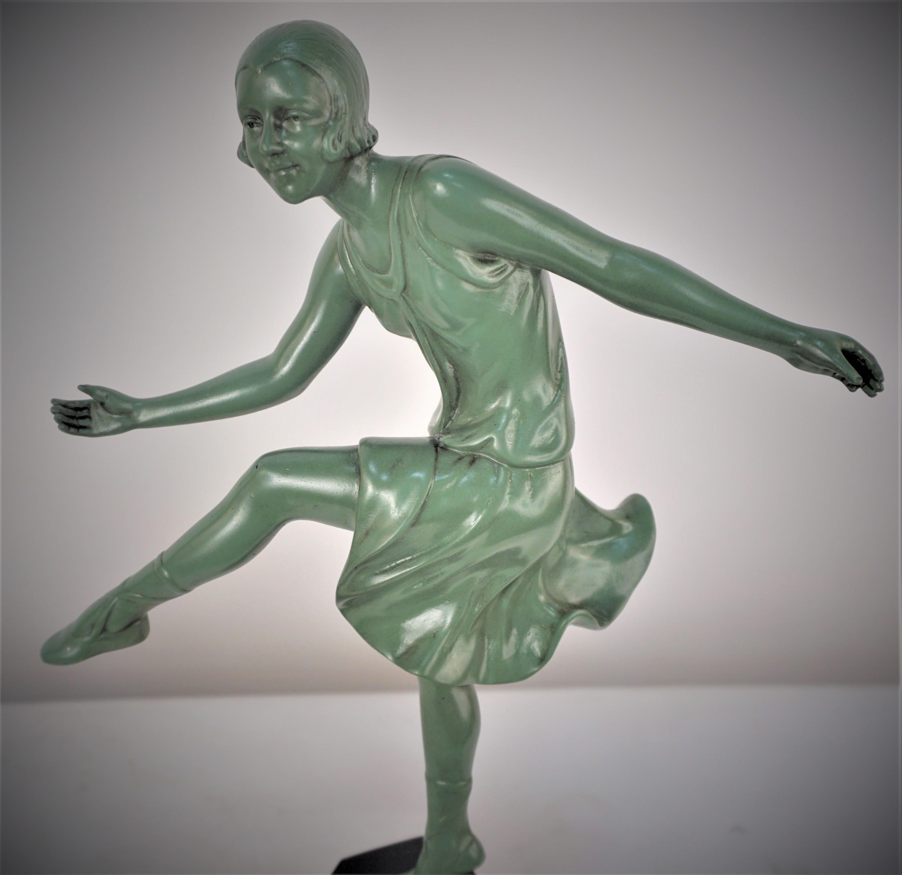 Paar französische Art-Déco-Bronzeskulpturen von tanzenden Mädchen aus den 1930er Jahren im Angebot 3