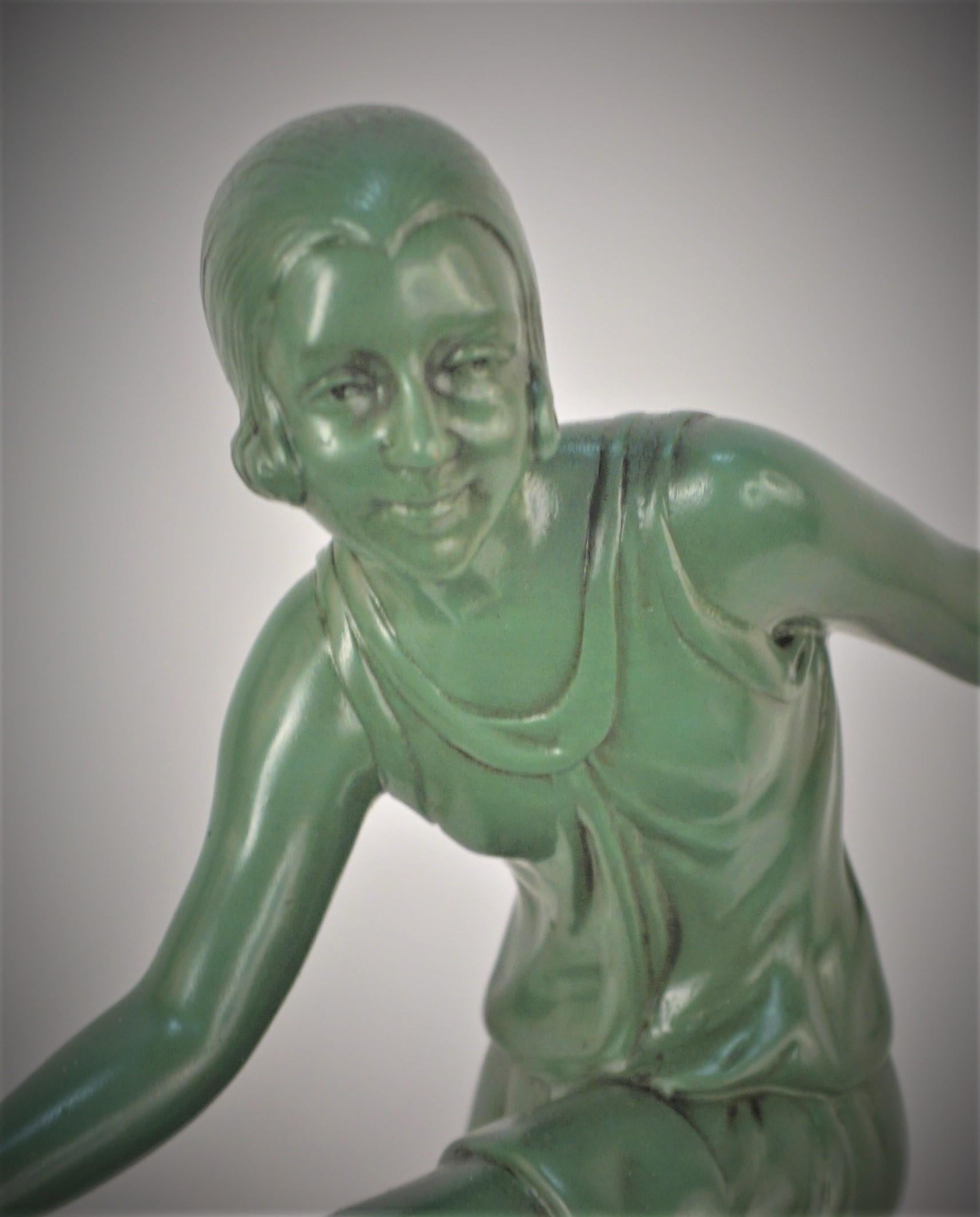 Paire de sculptures en bronze Art Déco françaises des années 1930 représentant des filles dansant en vente 3