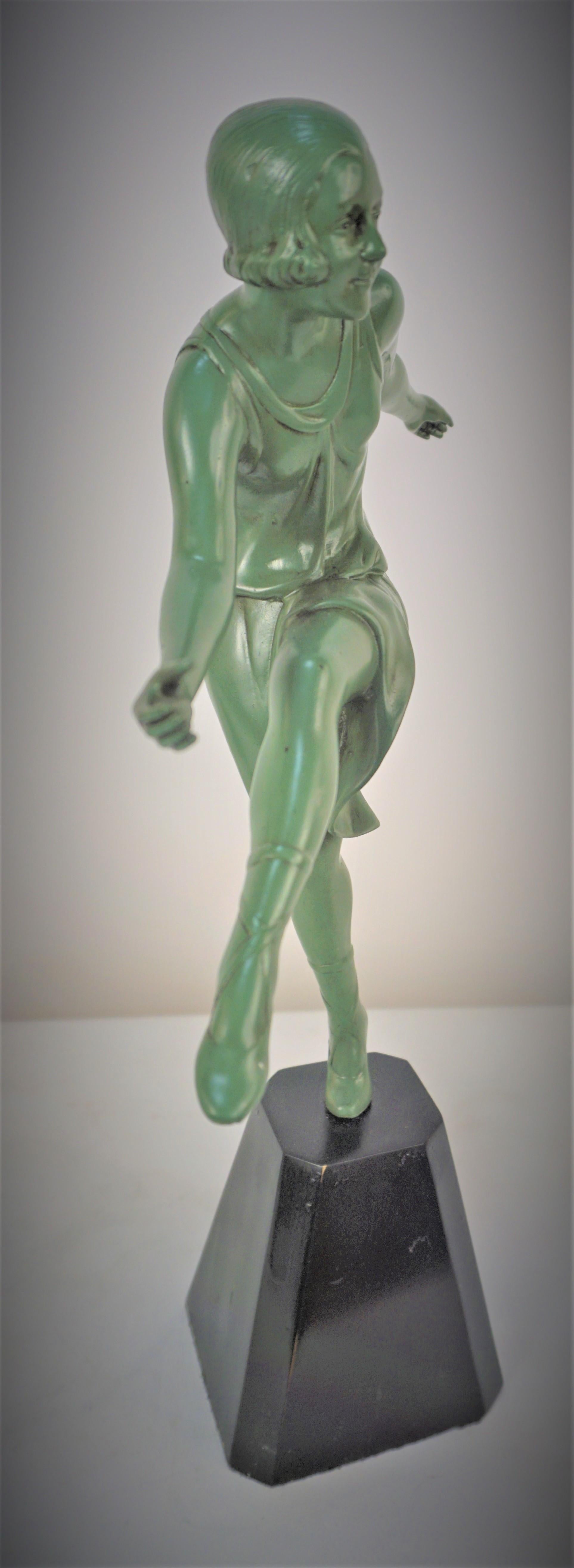 Paire de sculptures en bronze Art Déco françaises des années 1930 représentant des filles dansant en vente 4