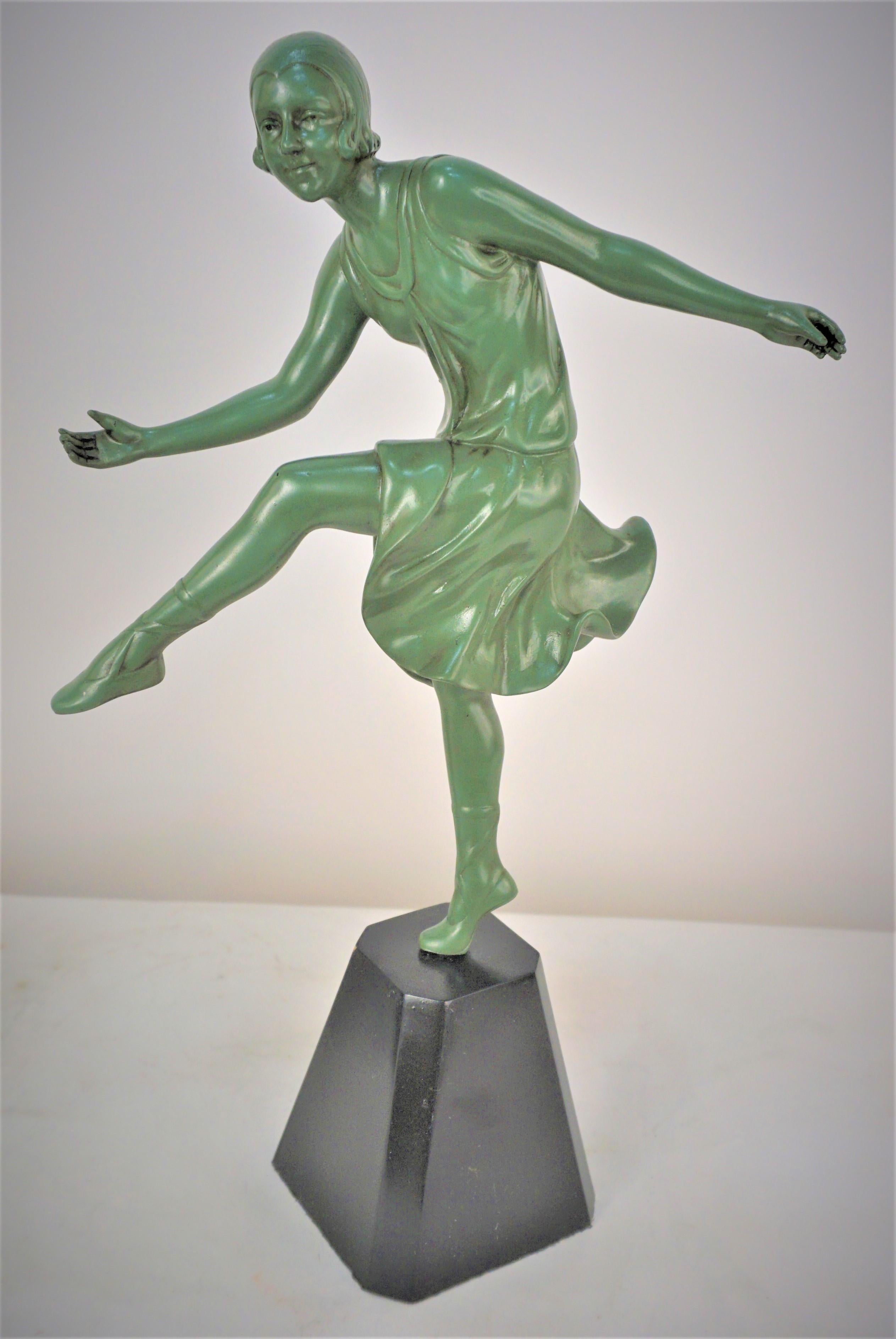 Paar französische Art-déco-Bronze-Skulpturen von tanzenden Mädchen aus den 1930er Jahren in Verdi grün und schwarz lackiert.