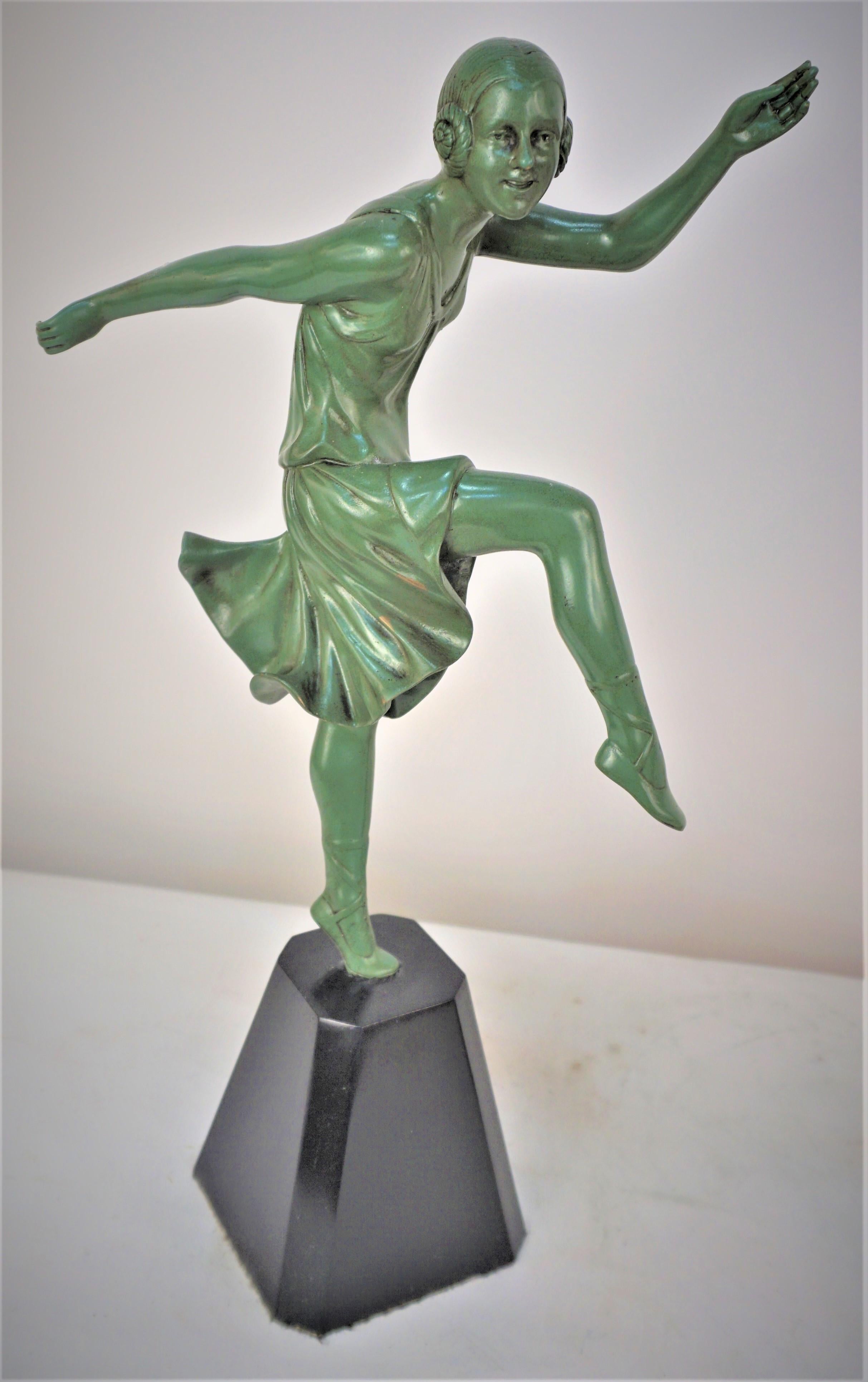 Paar französische Art-Déco-Bronzeskulpturen von tanzenden Mädchen aus den 1930er Jahren (Art déco) im Angebot