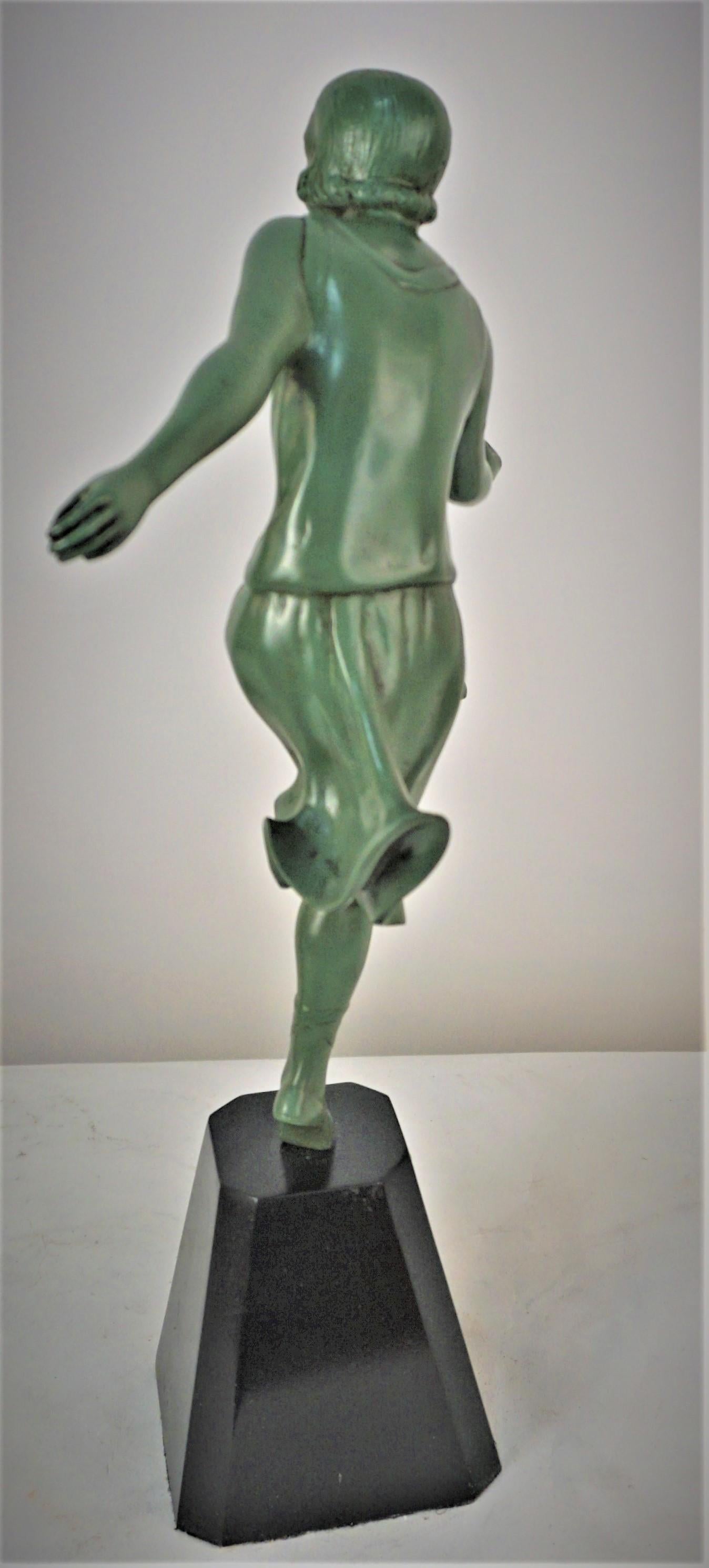 Français Paire de sculptures en bronze Art Déco françaises des années 1930 représentant des filles dansant en vente