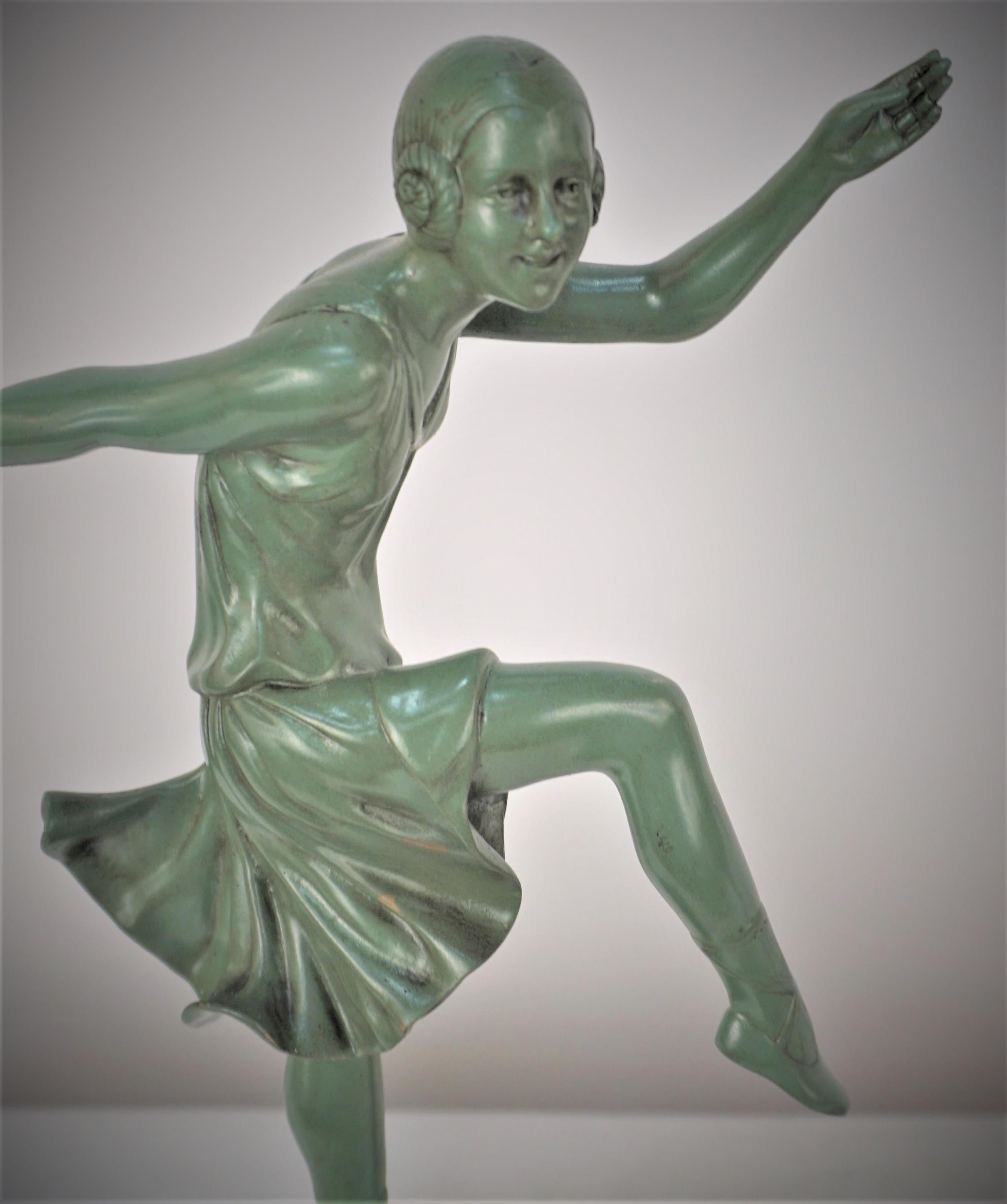 Paar französische Art-Déco-Bronzeskulpturen von tanzenden Mädchen aus den 1930er Jahren im Angebot 2