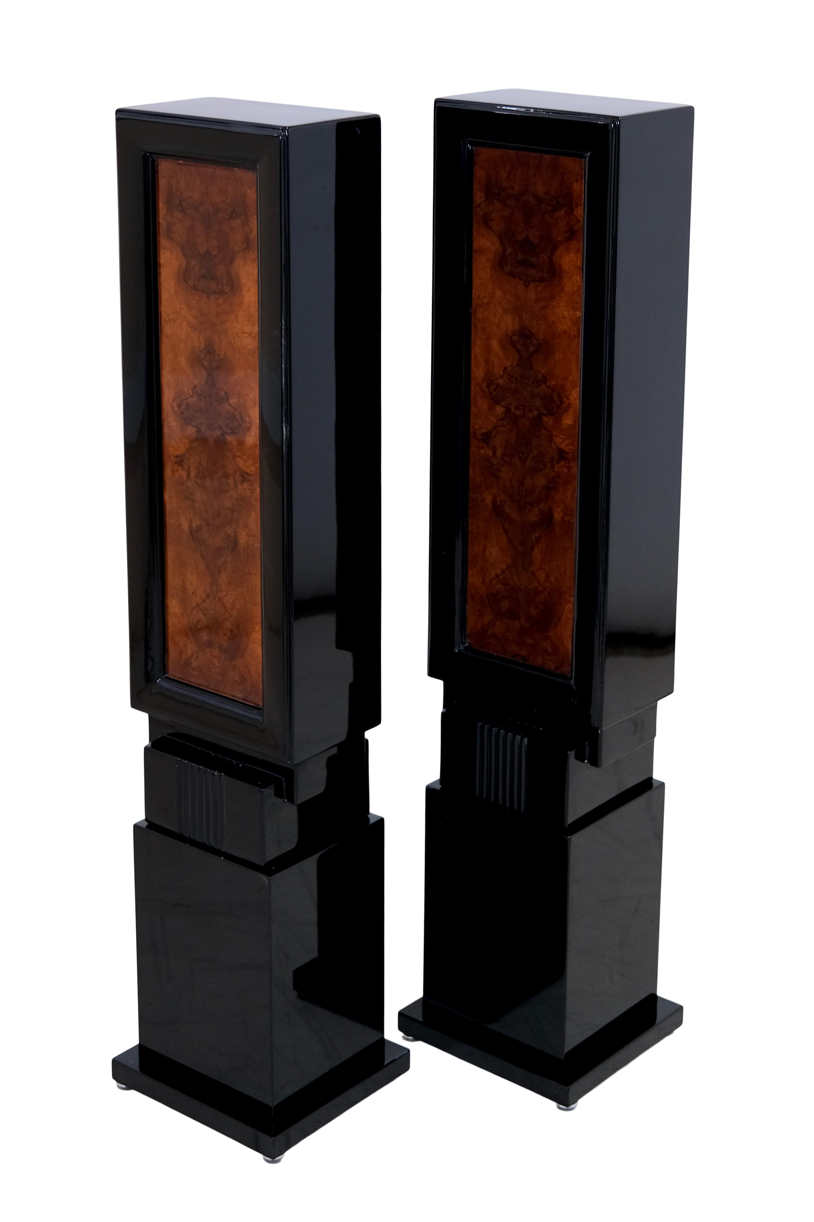 Paar französische Art-déco-Säulen aus Nussbaumholz und schwarzem Lack aus den 1930er Jahren (Geschwärzt) im Angebot