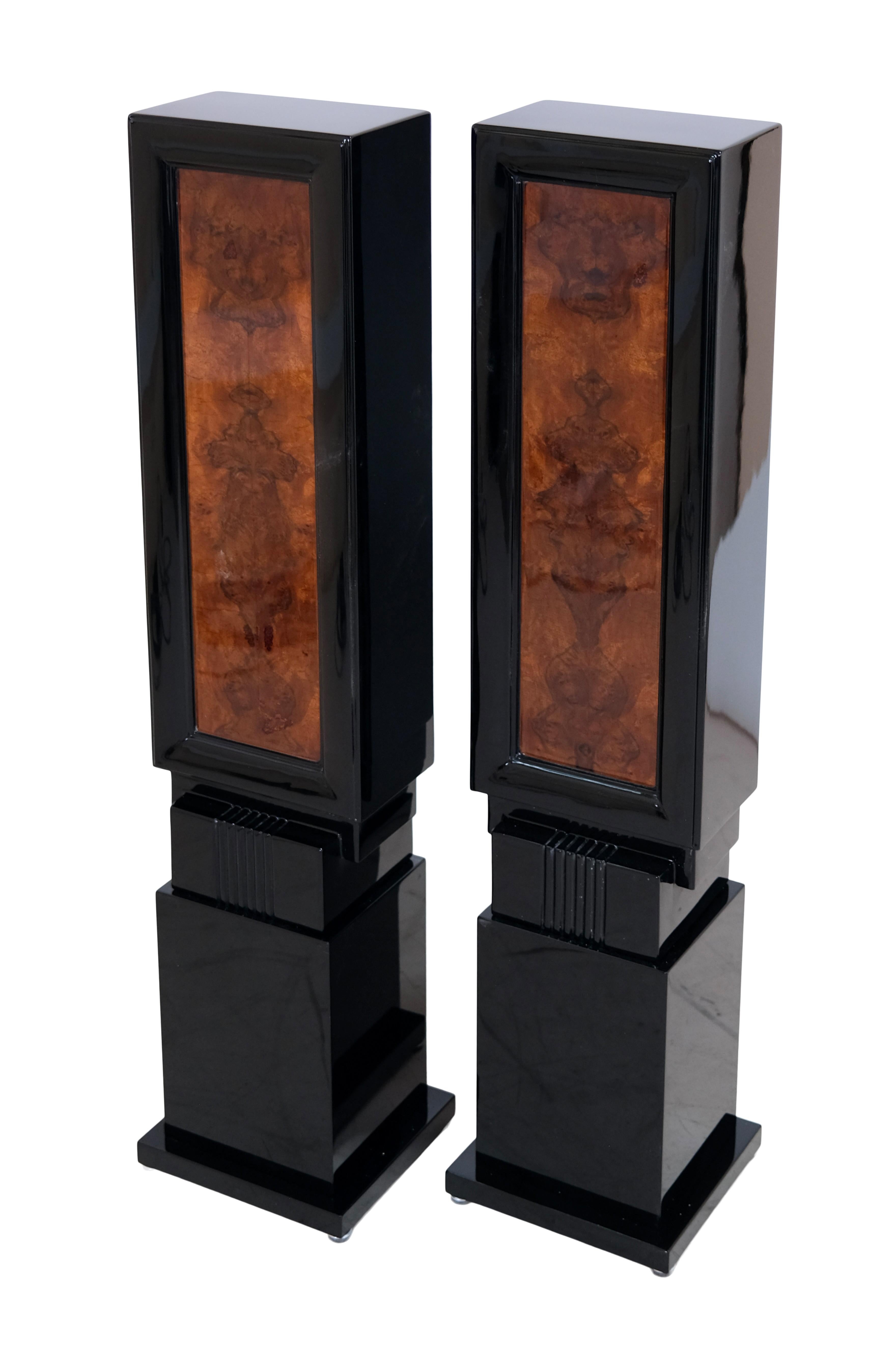 Pair of 1930s French Art Deco Columns in Nutwood and Black Lacquer 1