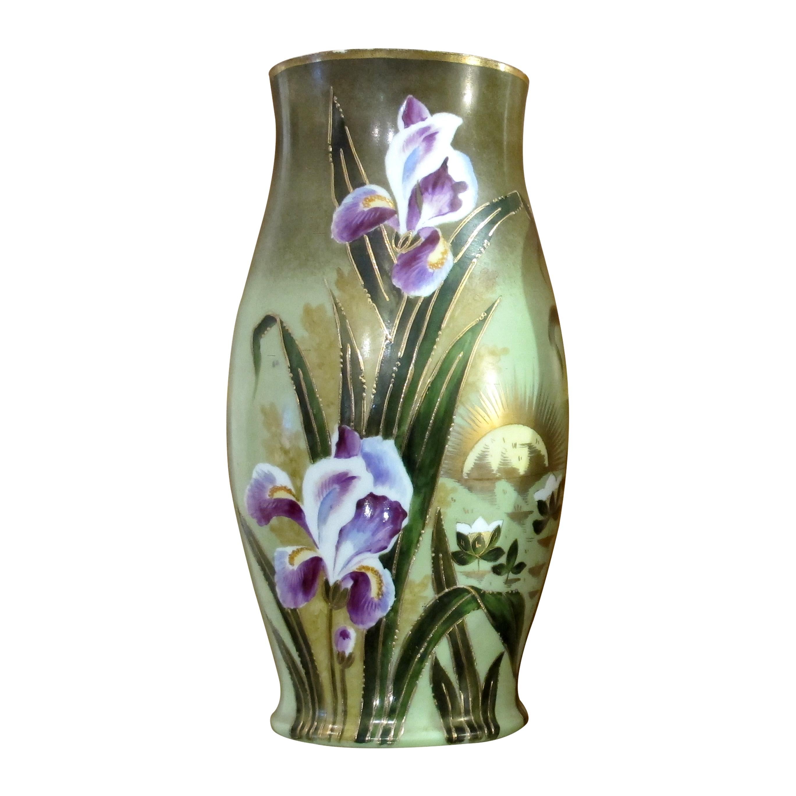 Questi eleganti vasi francesi in vetro dipinto degli anni '30 sono una vera e propria testimonianza dell'artigianato Art Déco. Ogni vaso presenta una silhouette graziosamente curva, ornata da iris dipinti a mano nei toni del viola e del bianco, i