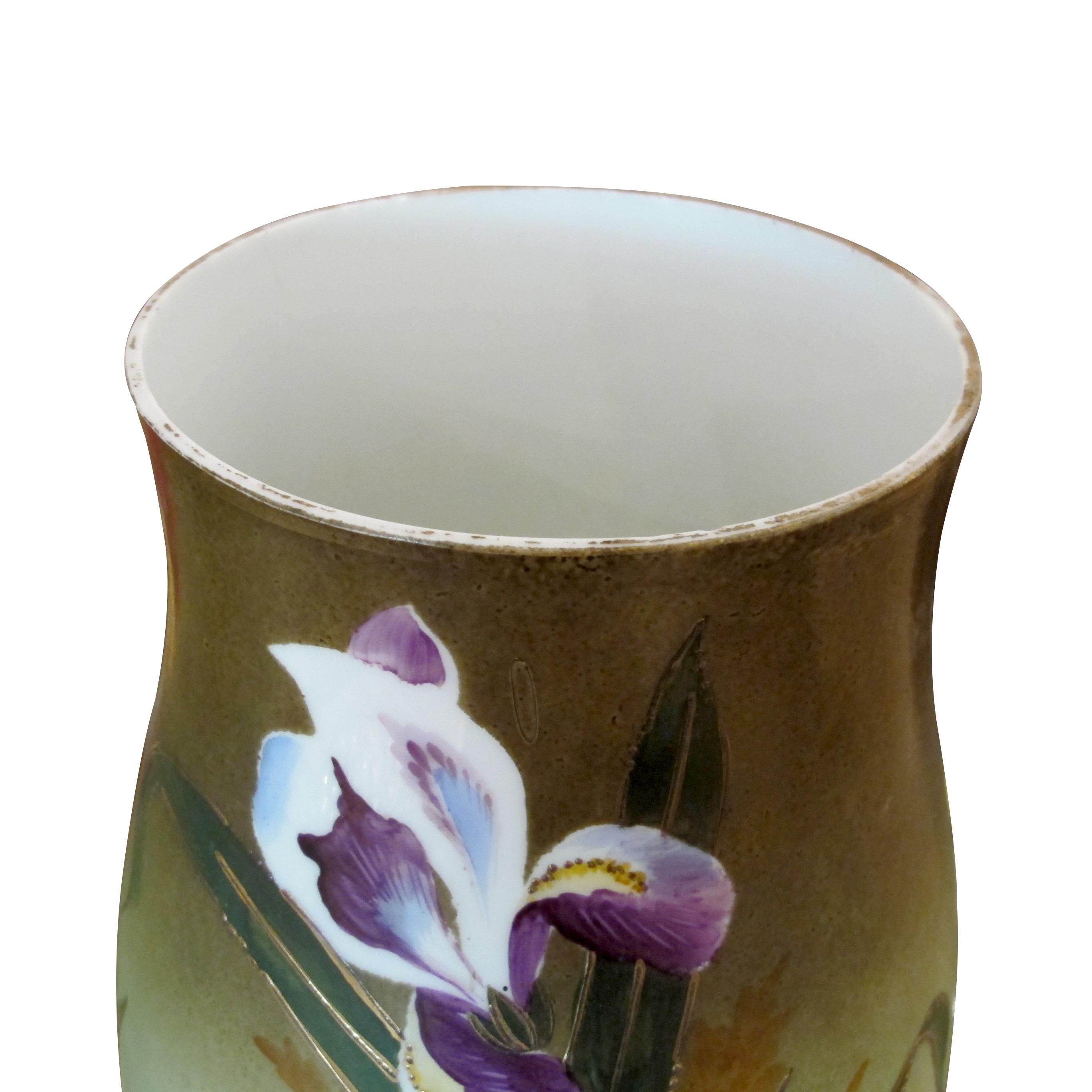 Coppia di vasi in vetro dipinti a mano in stile Art Déco francese degli anni '30 con iris In condizioni buone in vendita a London, GB