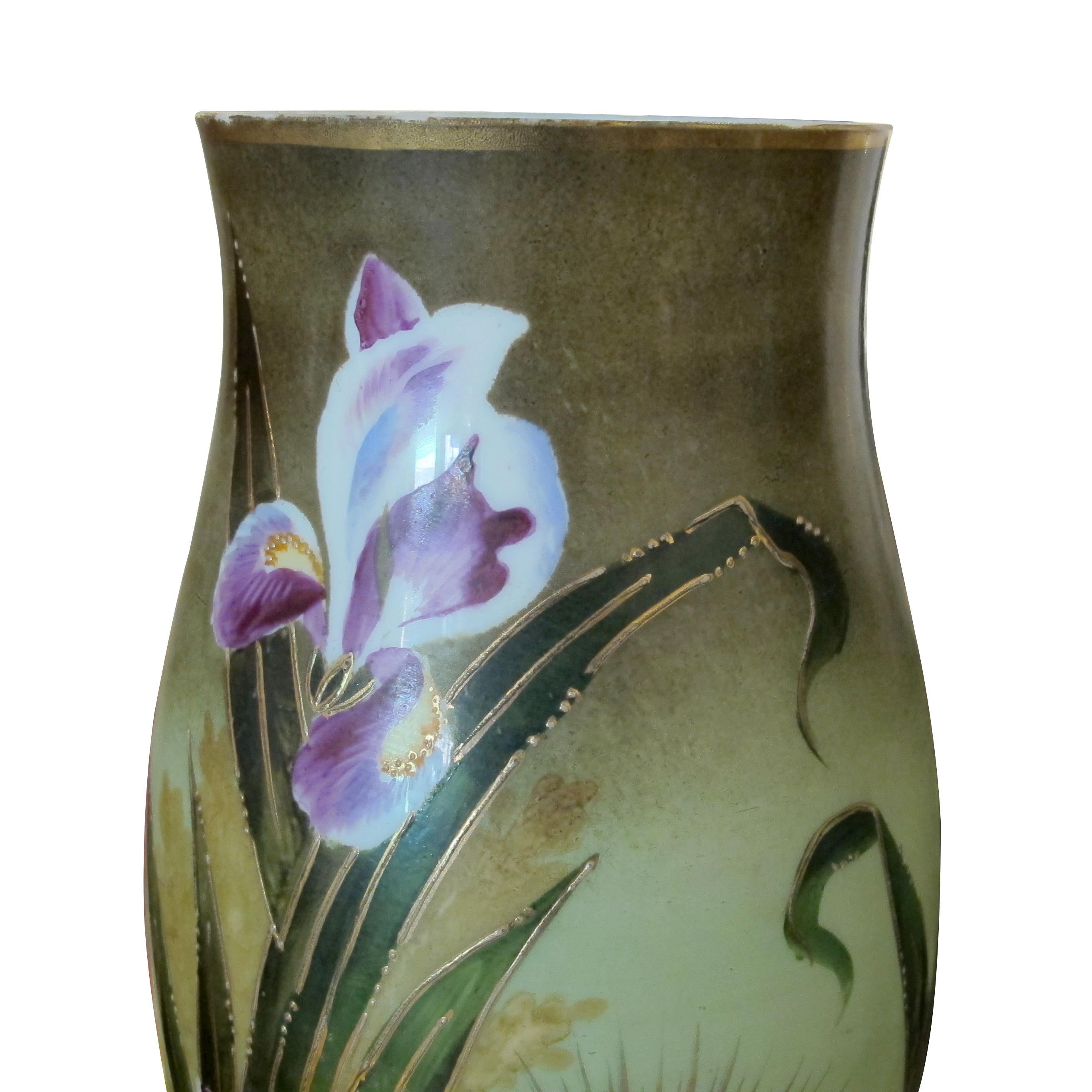 Metà XX secolo Coppia di vasi in vetro dipinti a mano in stile Art Déco francese degli anni '30 con iris in vendita