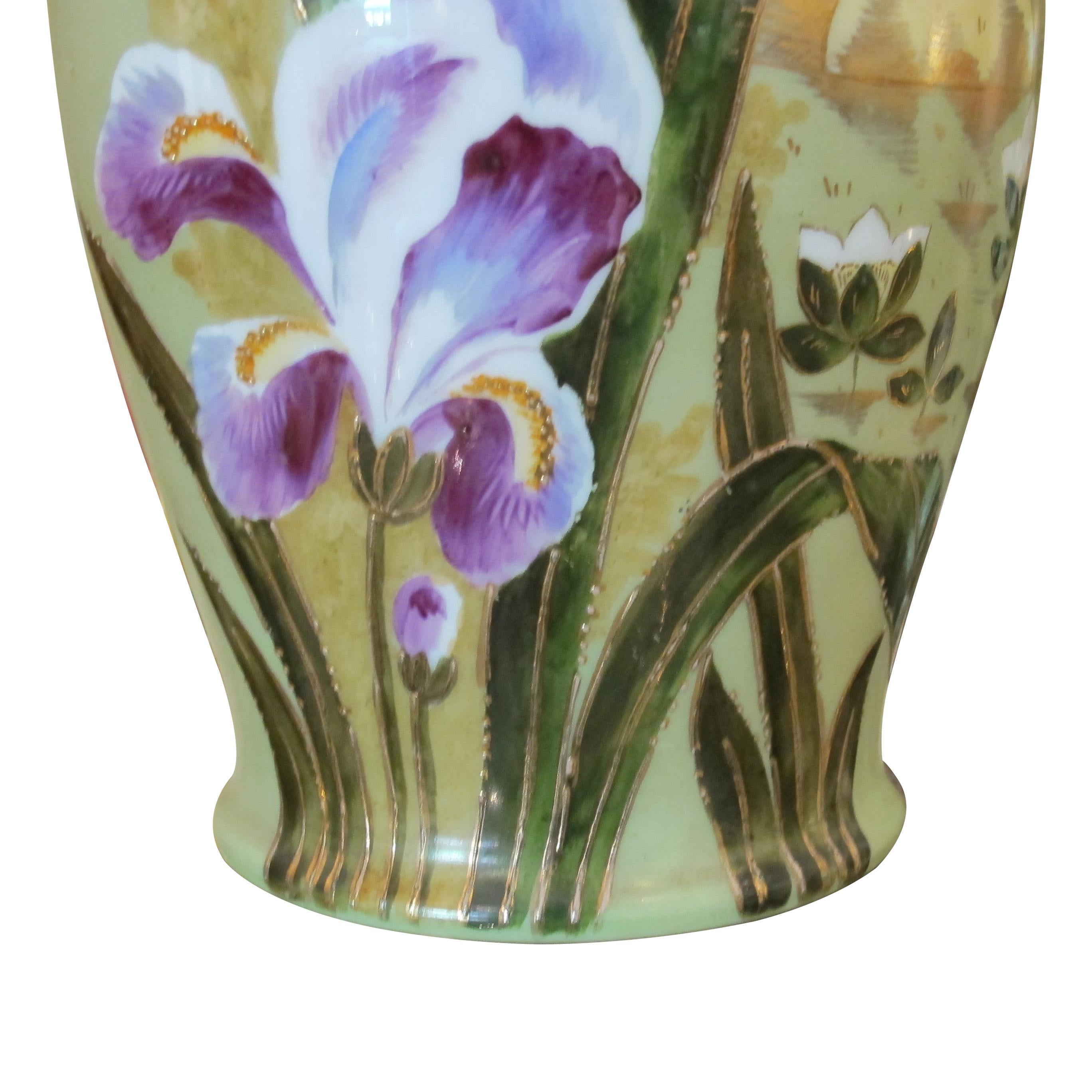 Vetro Coppia di vasi in vetro dipinti a mano in stile Art Déco francese degli anni '30 con iris in vendita