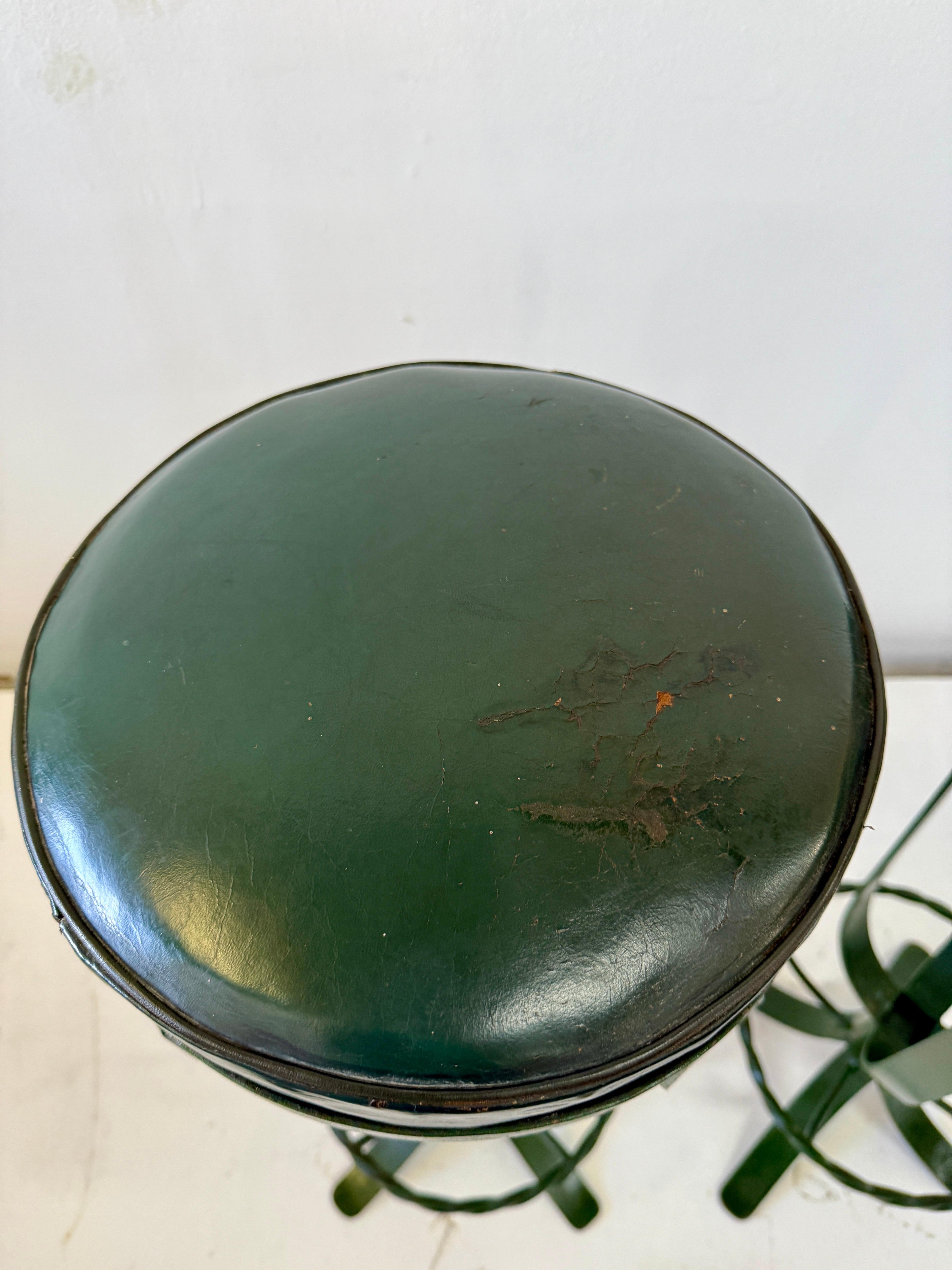 Pareja de taburetes de bar de hierro y cuero verde de estilo decó francés de 1930 en venta 2