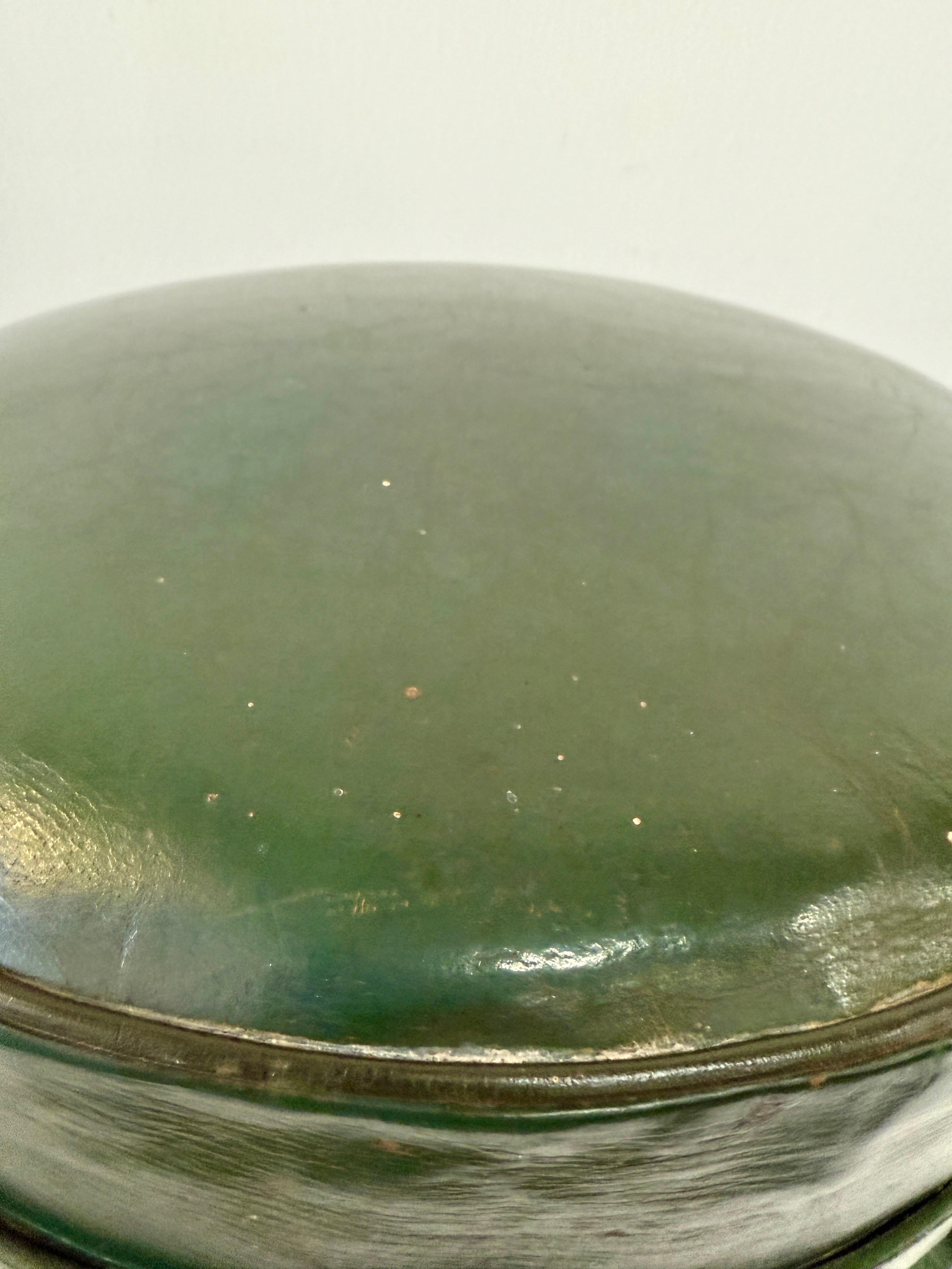 Pareja de taburetes de bar de hierro y cuero verde de estilo decó francés de 1930 en venta 3