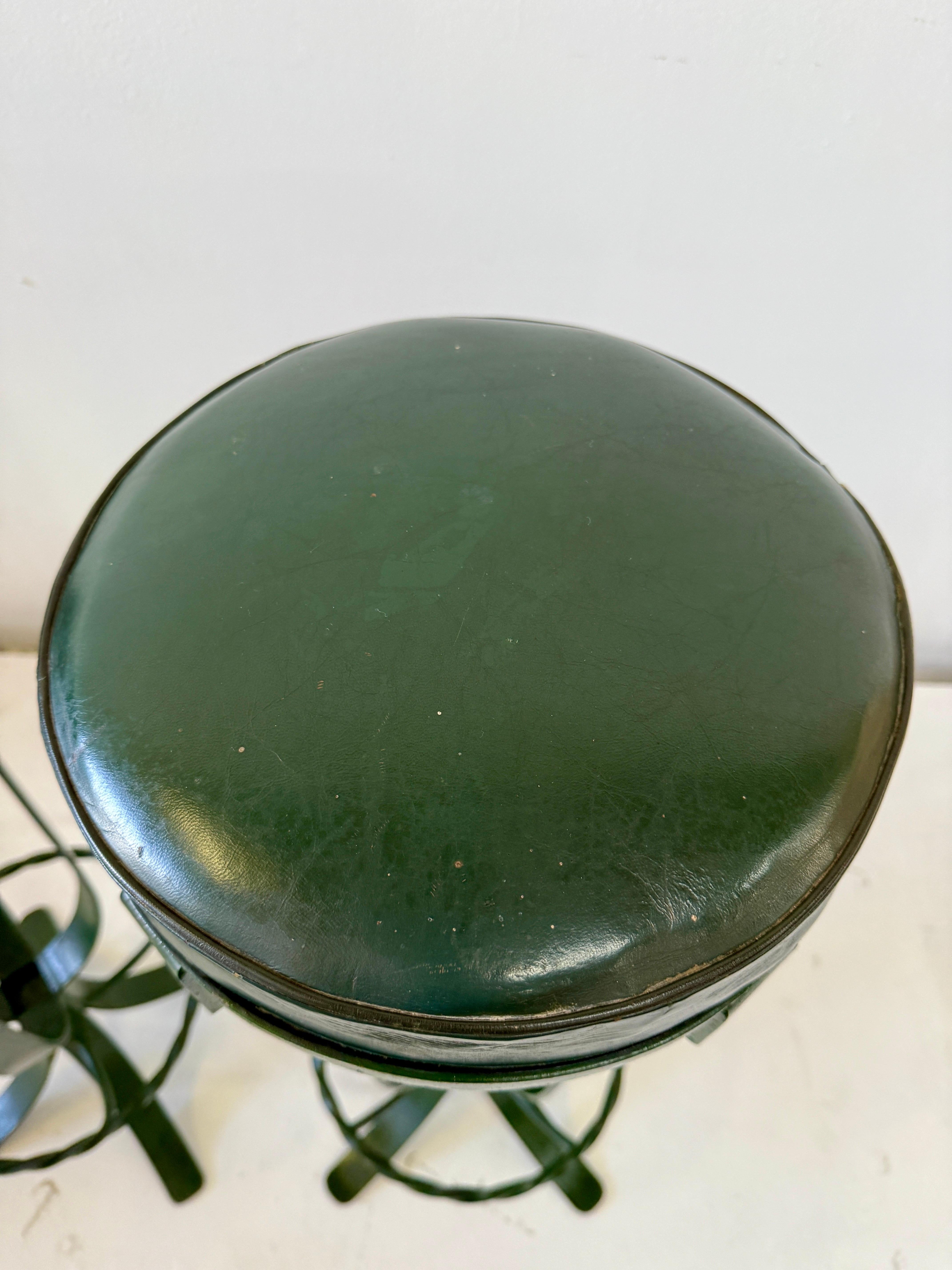 Pareja de taburetes de bar de hierro y cuero verde de estilo decó francés de 1930 Art Decó en venta