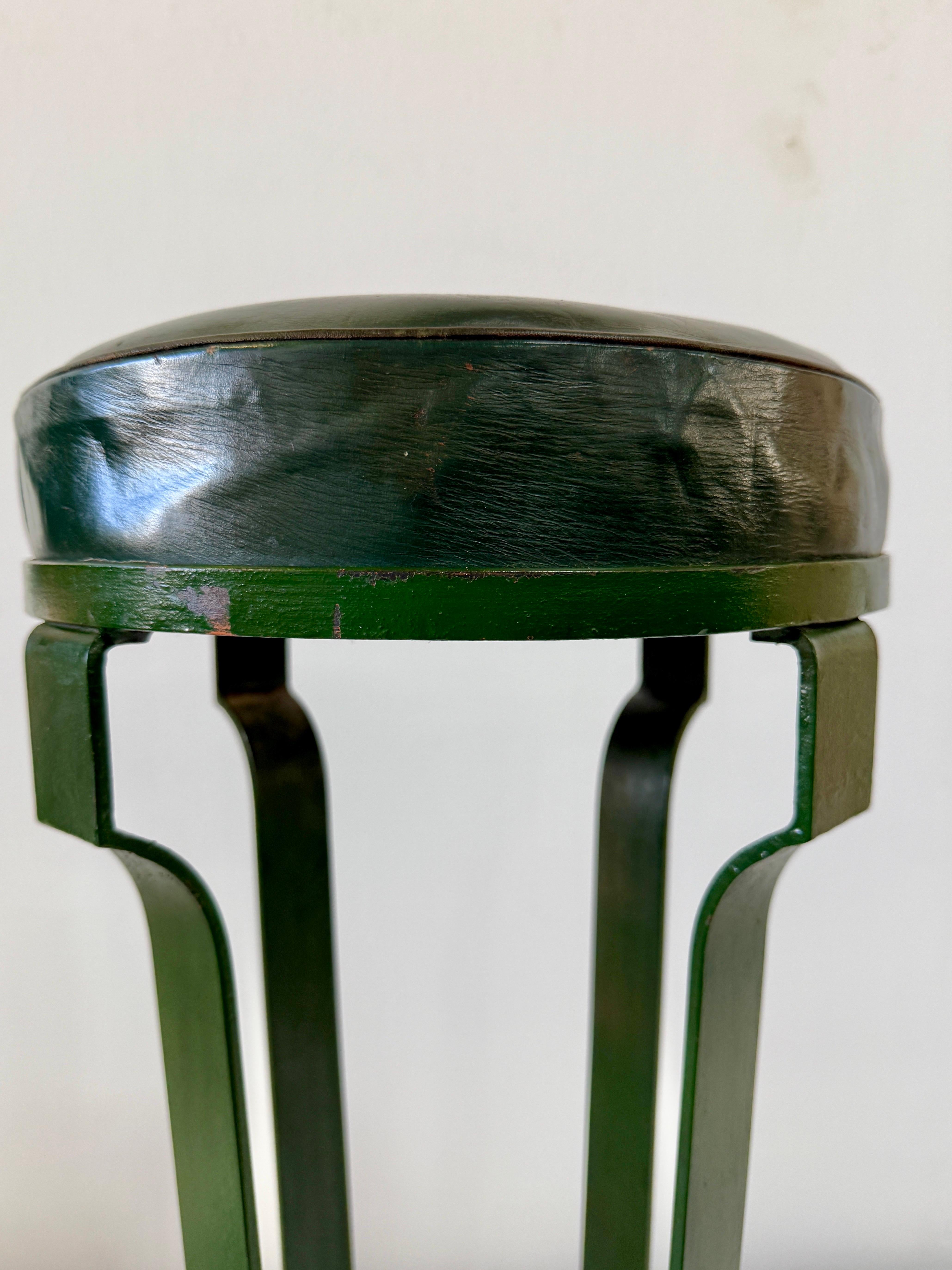 Pareja de taburetes de bar de hierro y cuero verde de estilo decó francés de 1930 Francés en venta
