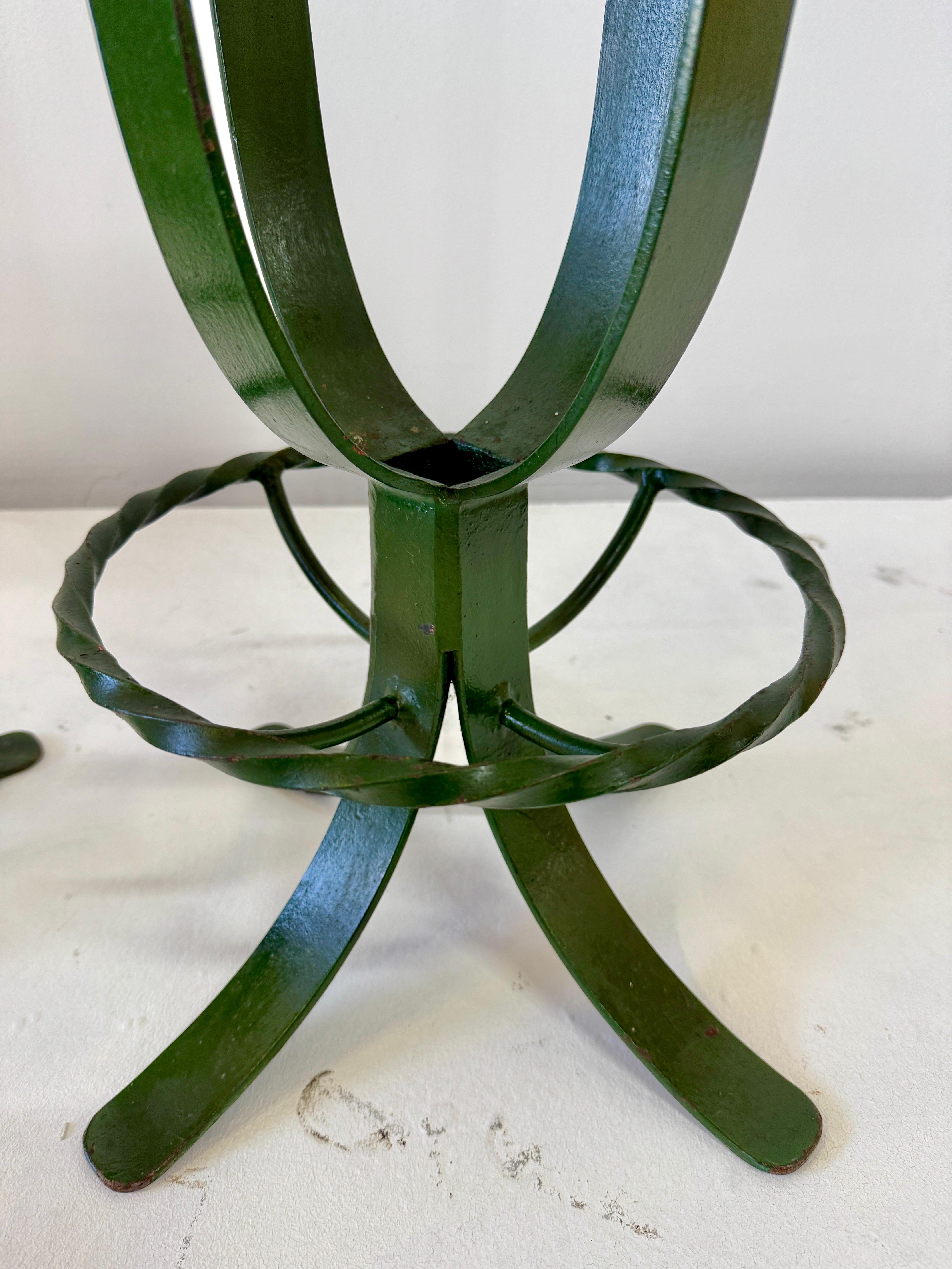 Pareja de taburetes de bar de hierro y cuero verde de estilo decó francés de 1930 Pintado en venta