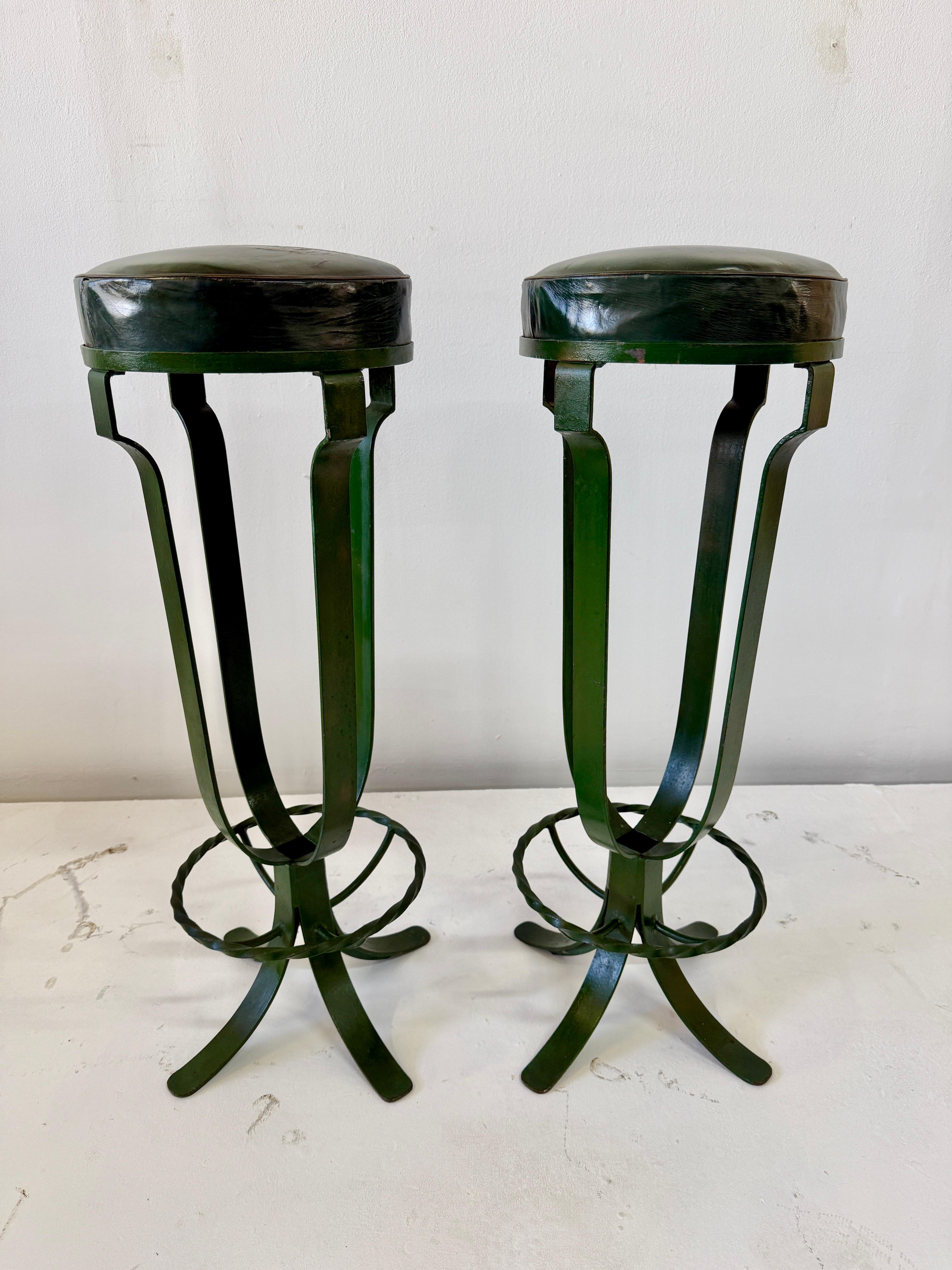 Pareja de taburetes de bar de hierro y cuero verde de estilo decó francés de 1930 mediados del siglo XX en venta