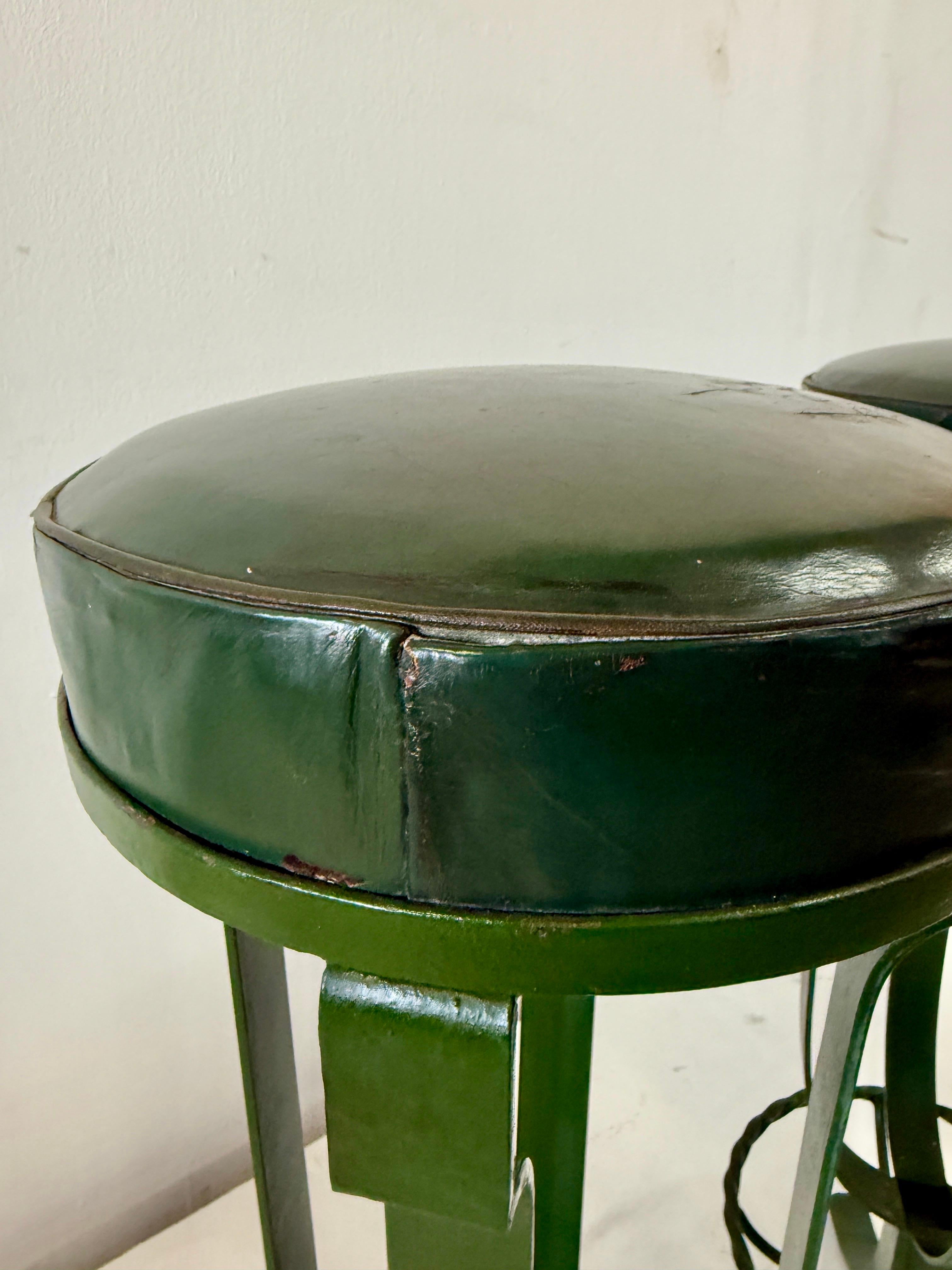 Pareja de taburetes de bar de hierro y cuero verde de estilo decó francés de 1930 Cuero en venta