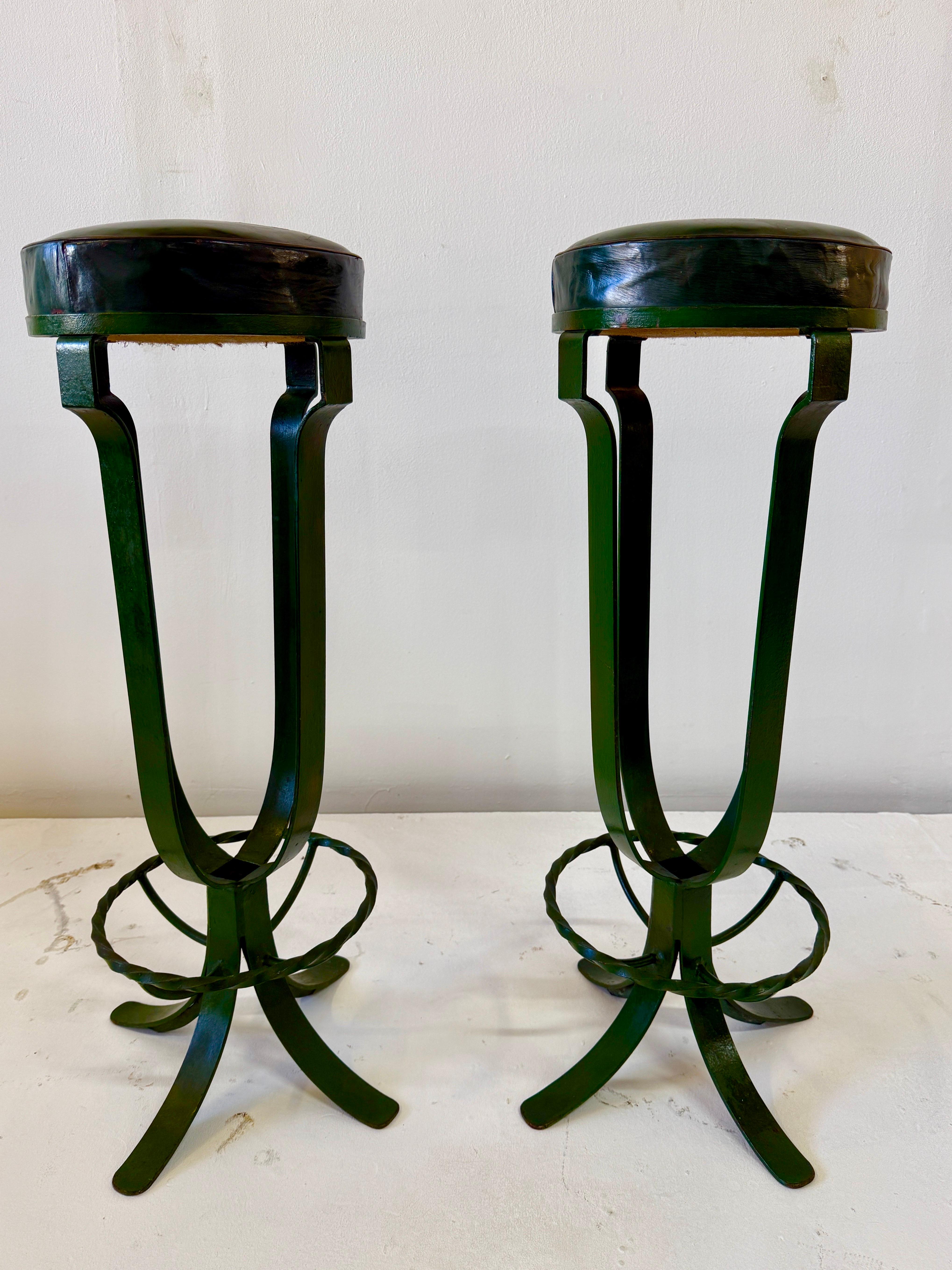 Pareja de taburetes de bar de hierro y cuero verde de estilo decó francés de 1930 en venta 1