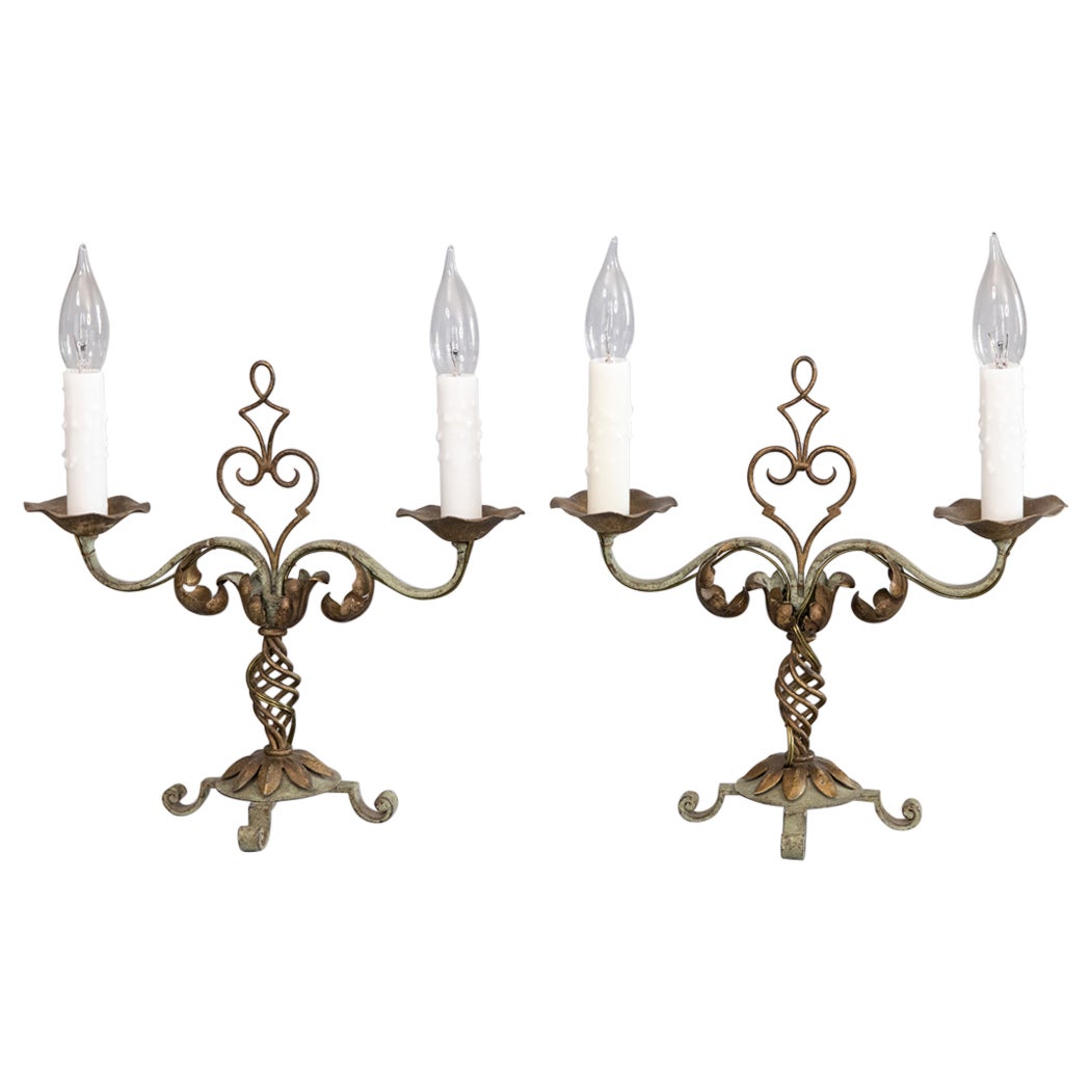 Pareja de candelabros de sobremesa franceses de 1930 de tole dorado y hierro pintado de dos luces