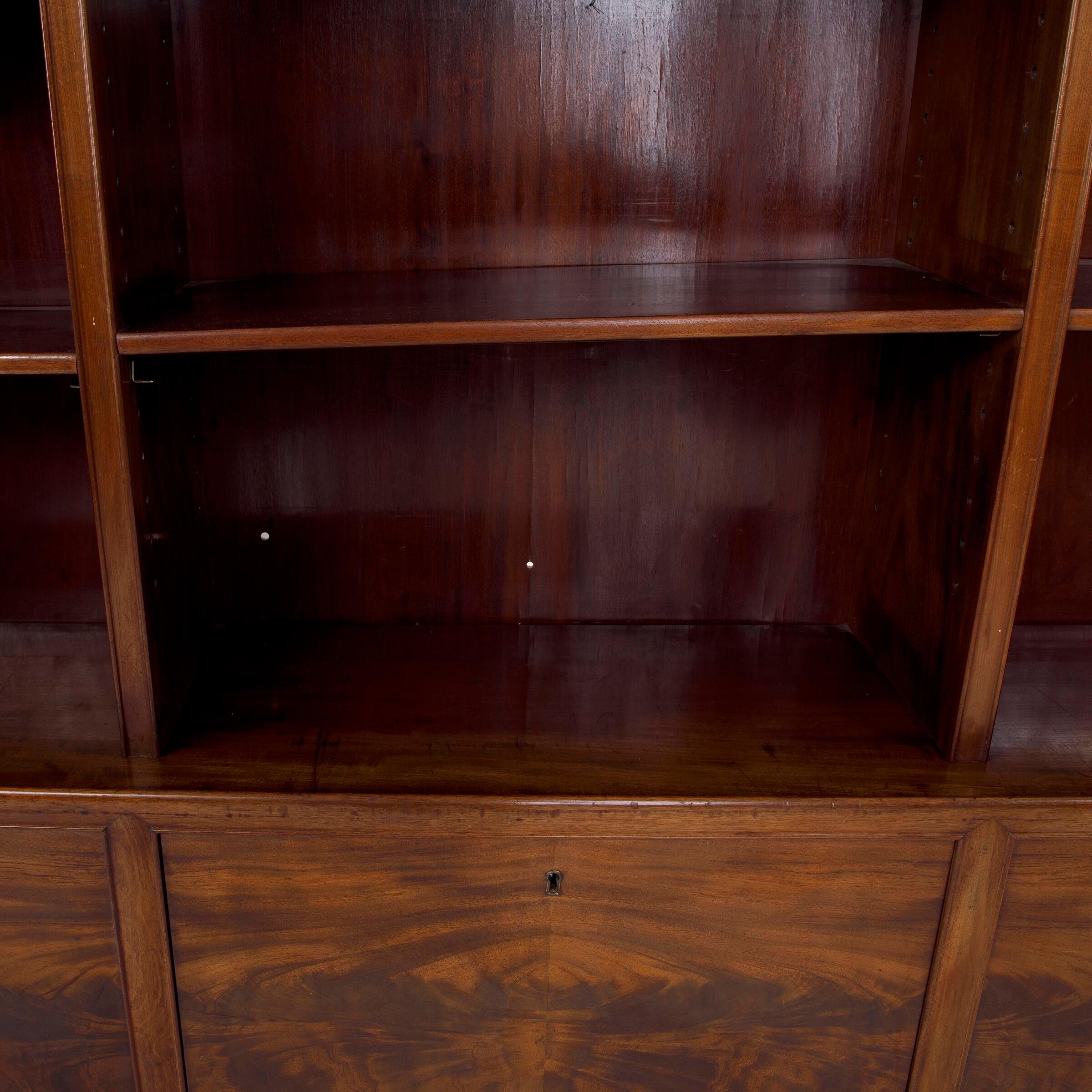 Pareja de muebles de oficina de madera noble Frits Henningsen de los años 30, con estanterías sobre armarios Escandinavo moderno en venta