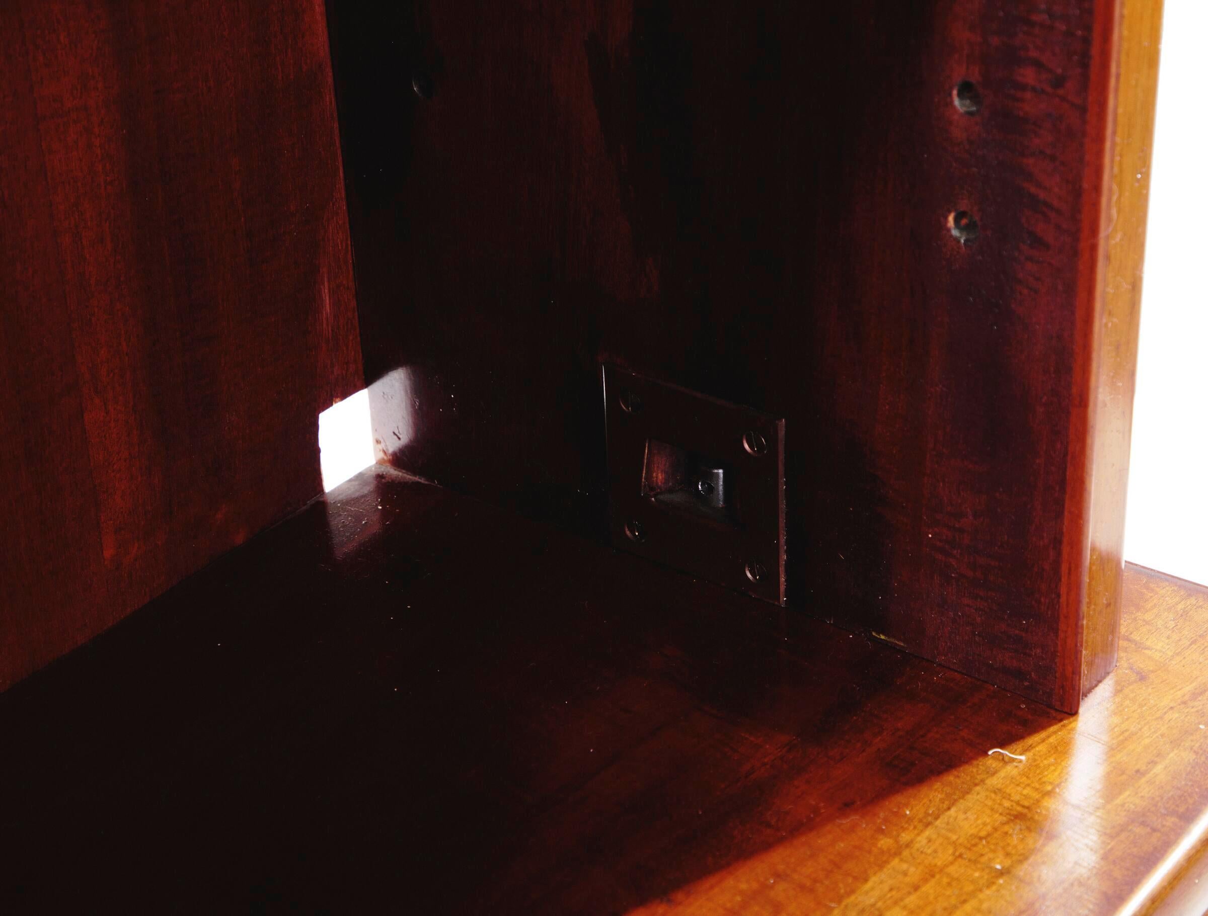 Pareja de muebles de oficina de madera noble Frits Henningsen de los años 30, con estanterías sobre armarios Danés en venta