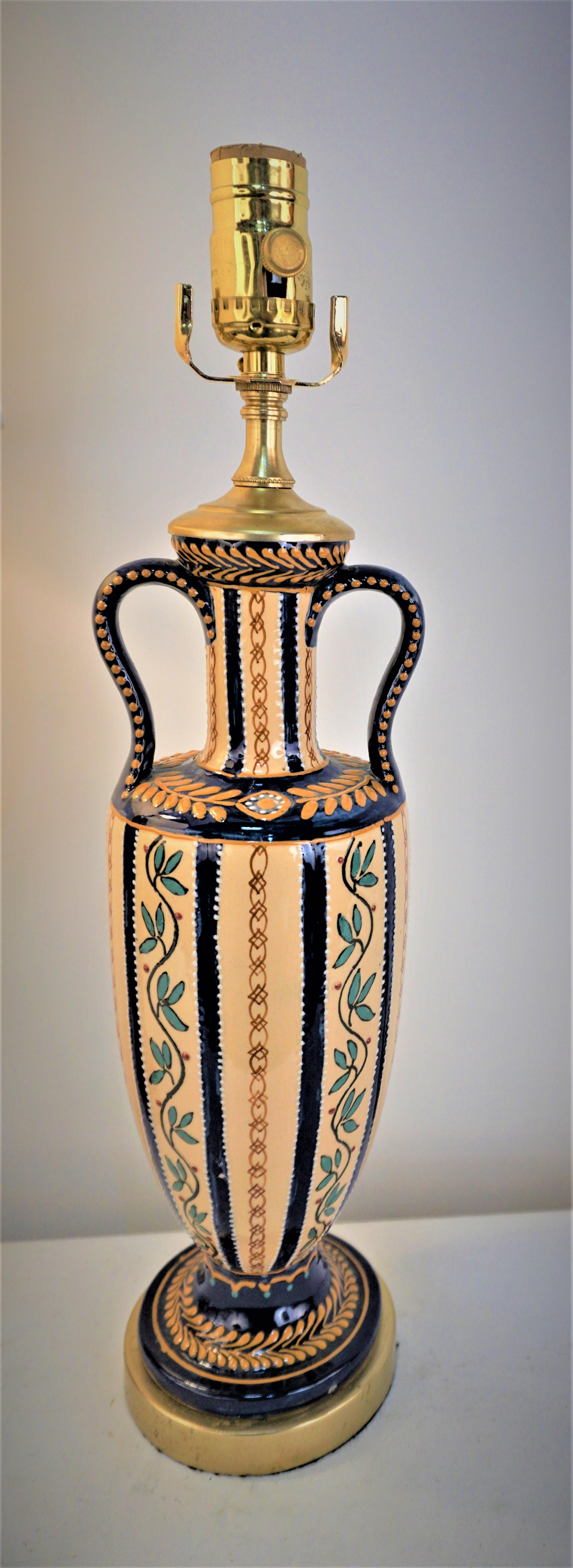Paire de vases en céramique des années 1920, peints à la main, transformés en magnifiques lampes de table à base en bronze et dotés d'abat-jour en lin à dos rigide. 