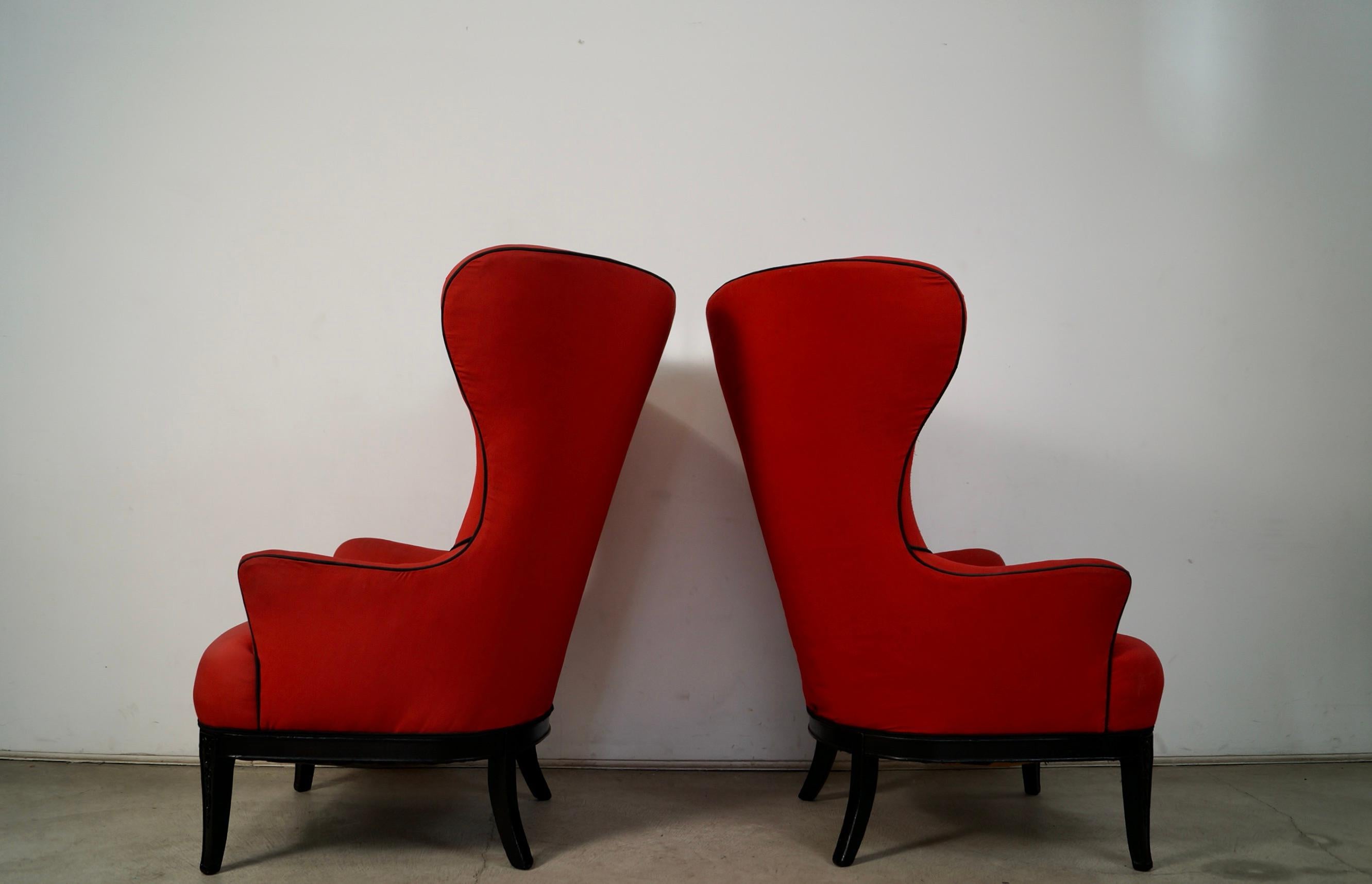 Tissu Paire de chaises à dossier papillon Hollywood Regency des années 1930 en vente