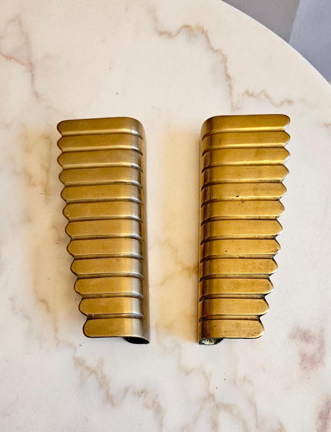 Un par de picaportes art déco italianos de latón macizo recuperados. Este hermoso par de tiradores de latón macizo se asientan sobre puertas dobles. La parte posterior de los tiradores tiene tres orificios para tornillos para fijarlos a las puertas.