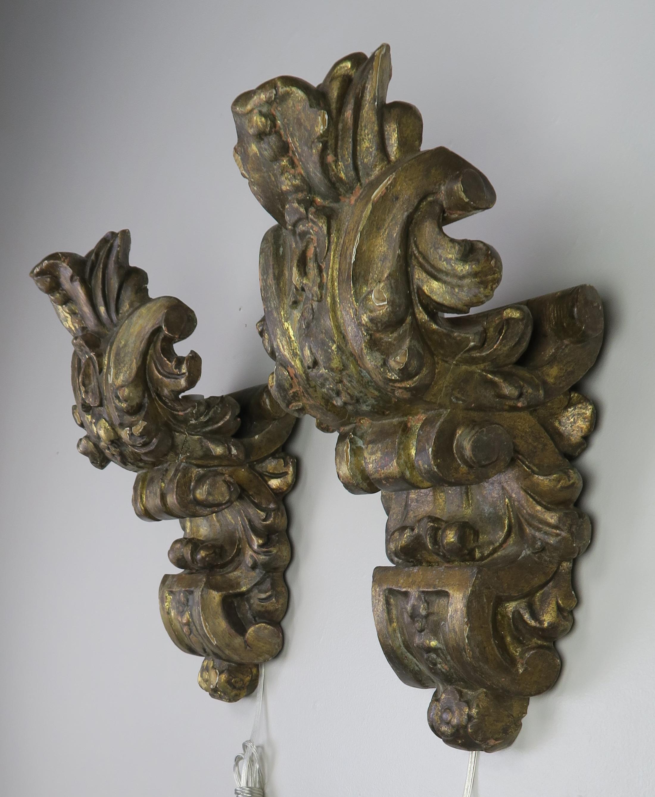 Pair of 1930s Italian Carved Giltwood Sconces 5