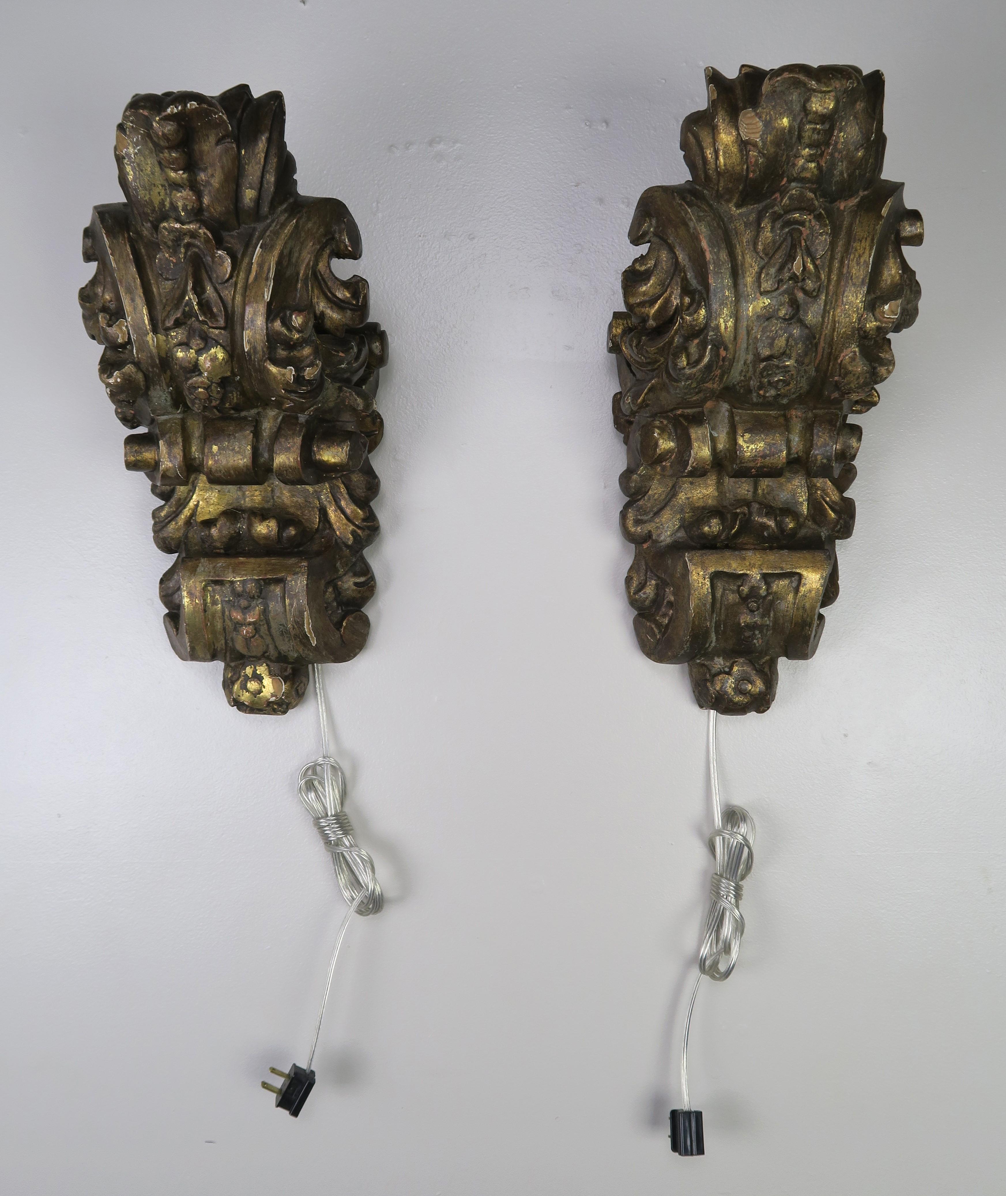 Baroque Pair of 1930s Italian Carved Giltwood Sconces