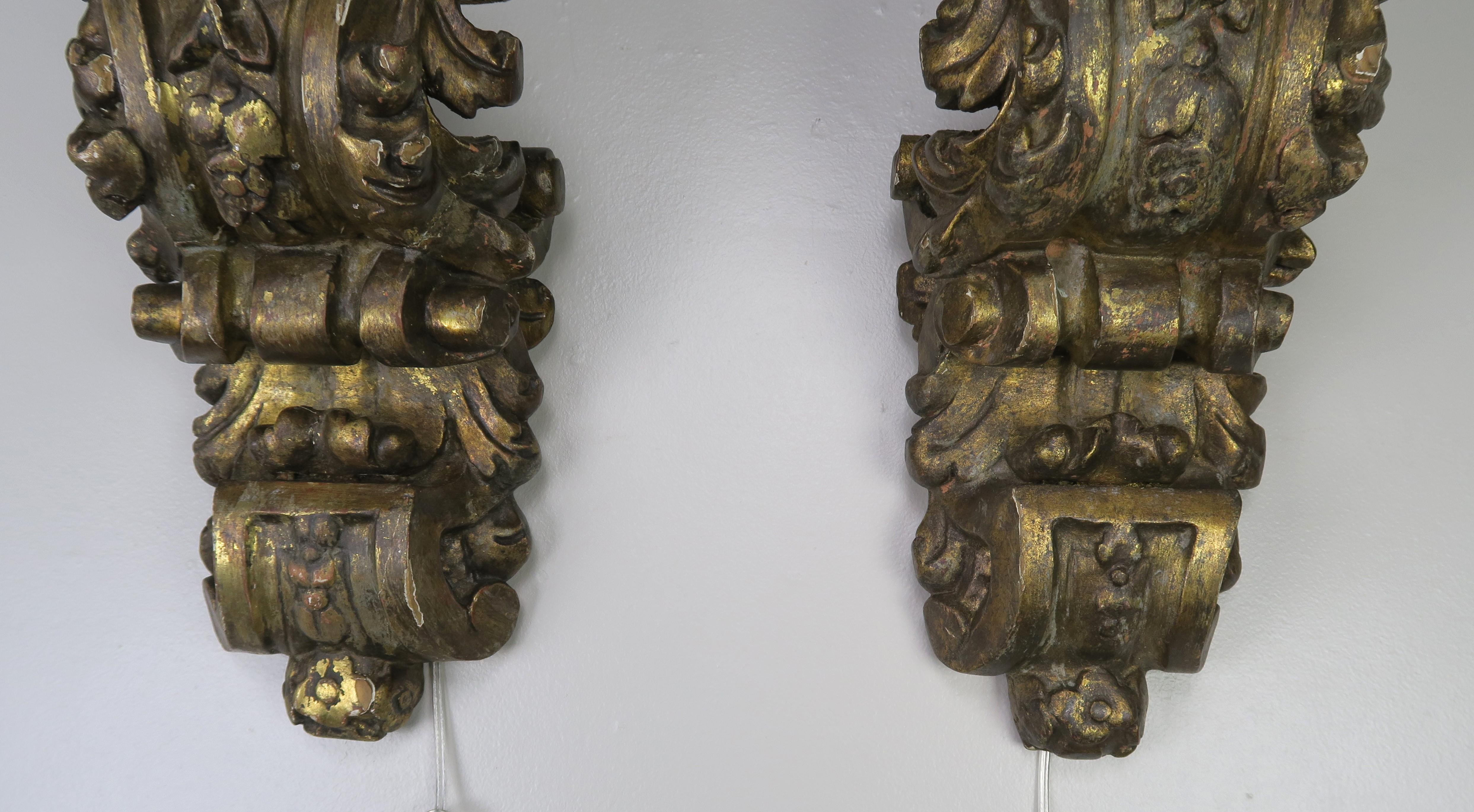 Pair of 1930s Italian Carved Giltwood Sconces 4