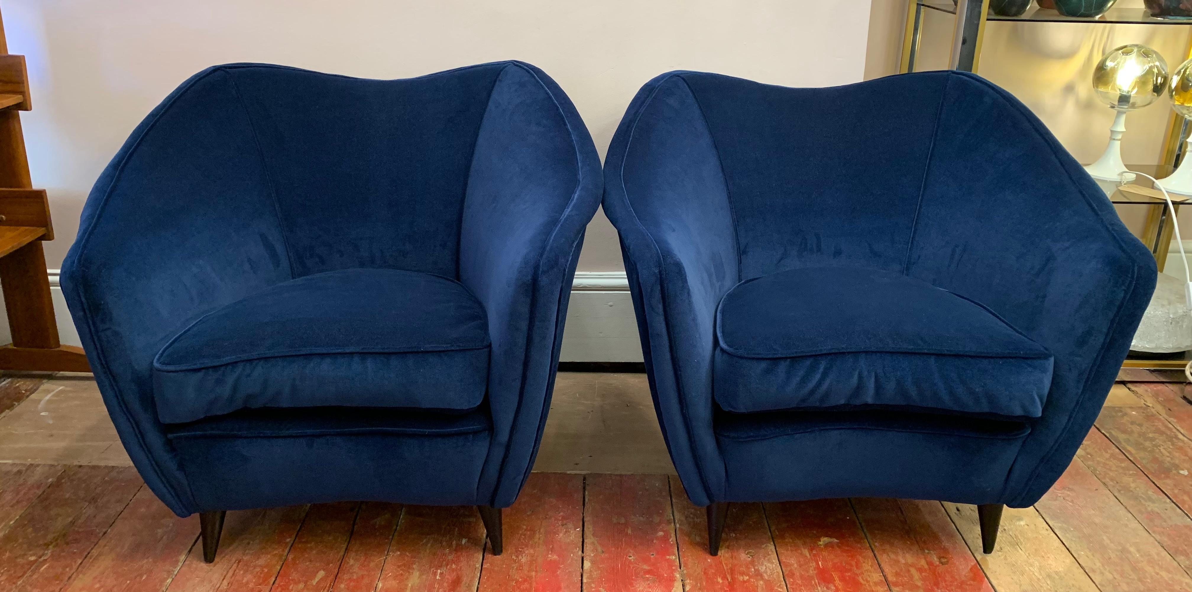 An absolutely stunning pair of 1930s Italian Gio Ponti armchairs designed for Casa e Giardino. The armchairs have been fully restored and reupholstered in a Sapphire Blue soft velvet fabric with piping along the front of the curvaceous arms and