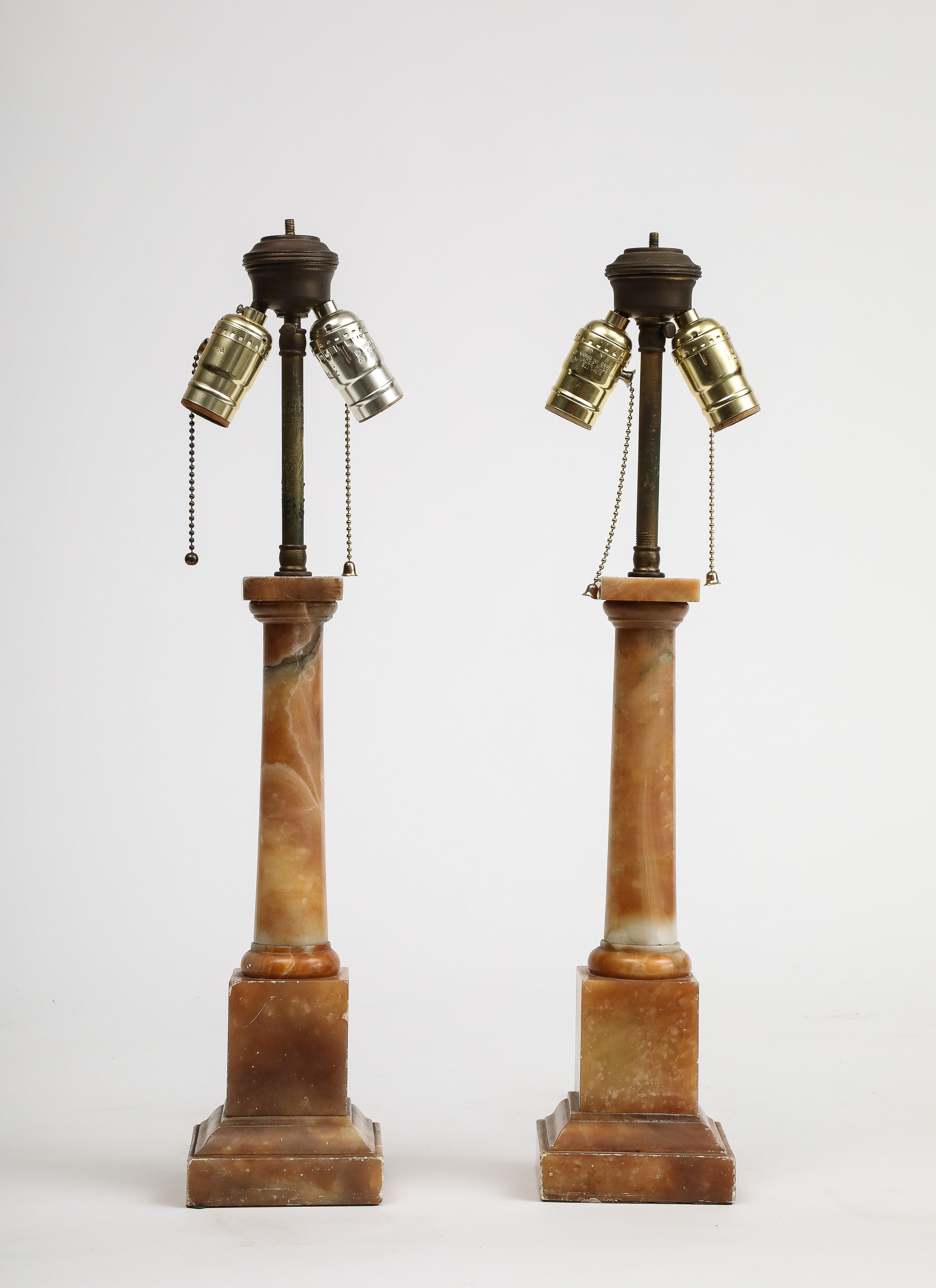 Zwei italienische Marmorskulpturen-Tischlampen aus den 1930er Jahren im Art déco-Stil. Verdrahtet für USA, 2 Steckdosen pro Lampe. 