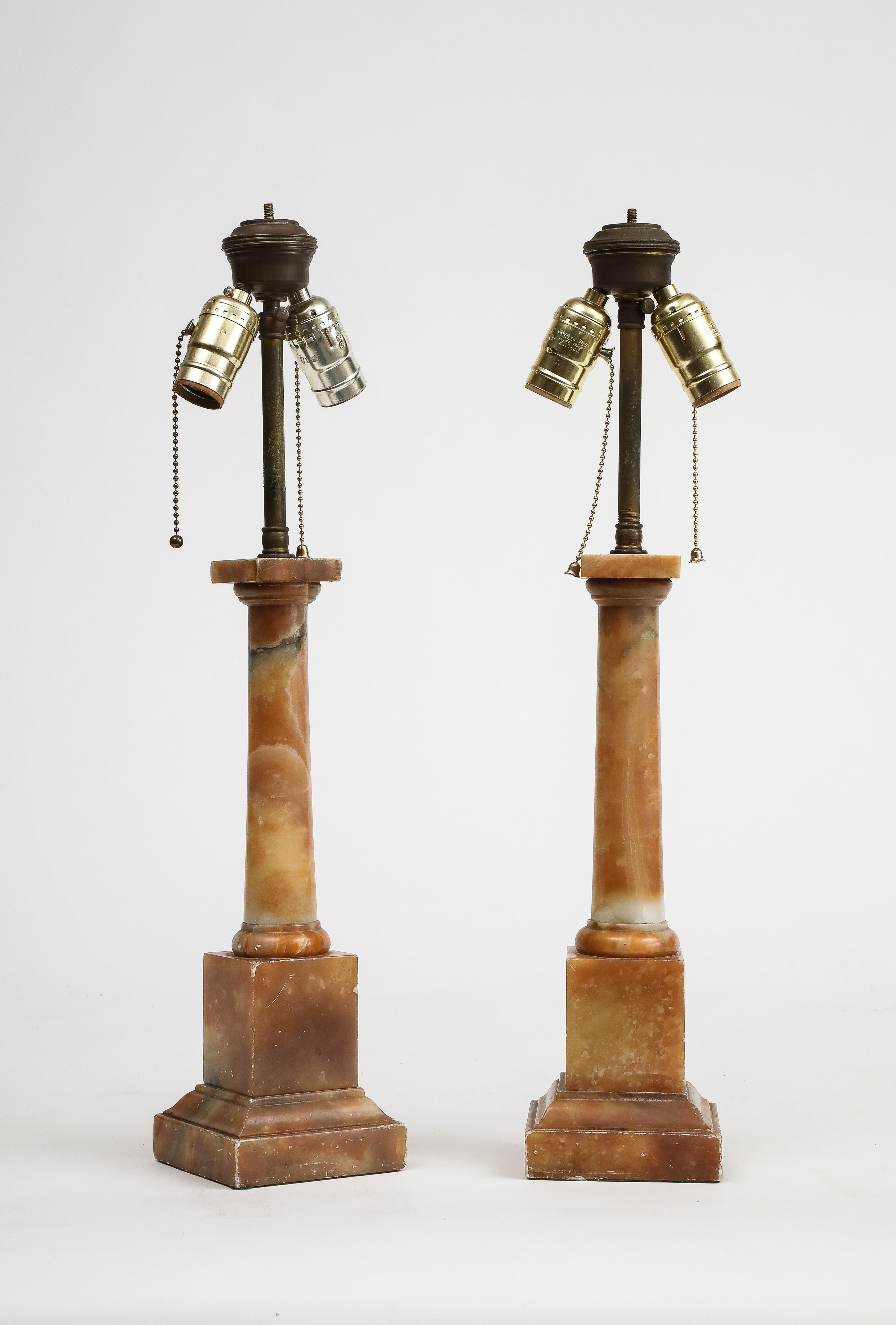 Paar italienische Art-déco-Tischlampen aus Marmor aus den 1930er Jahren (Art déco) im Angebot