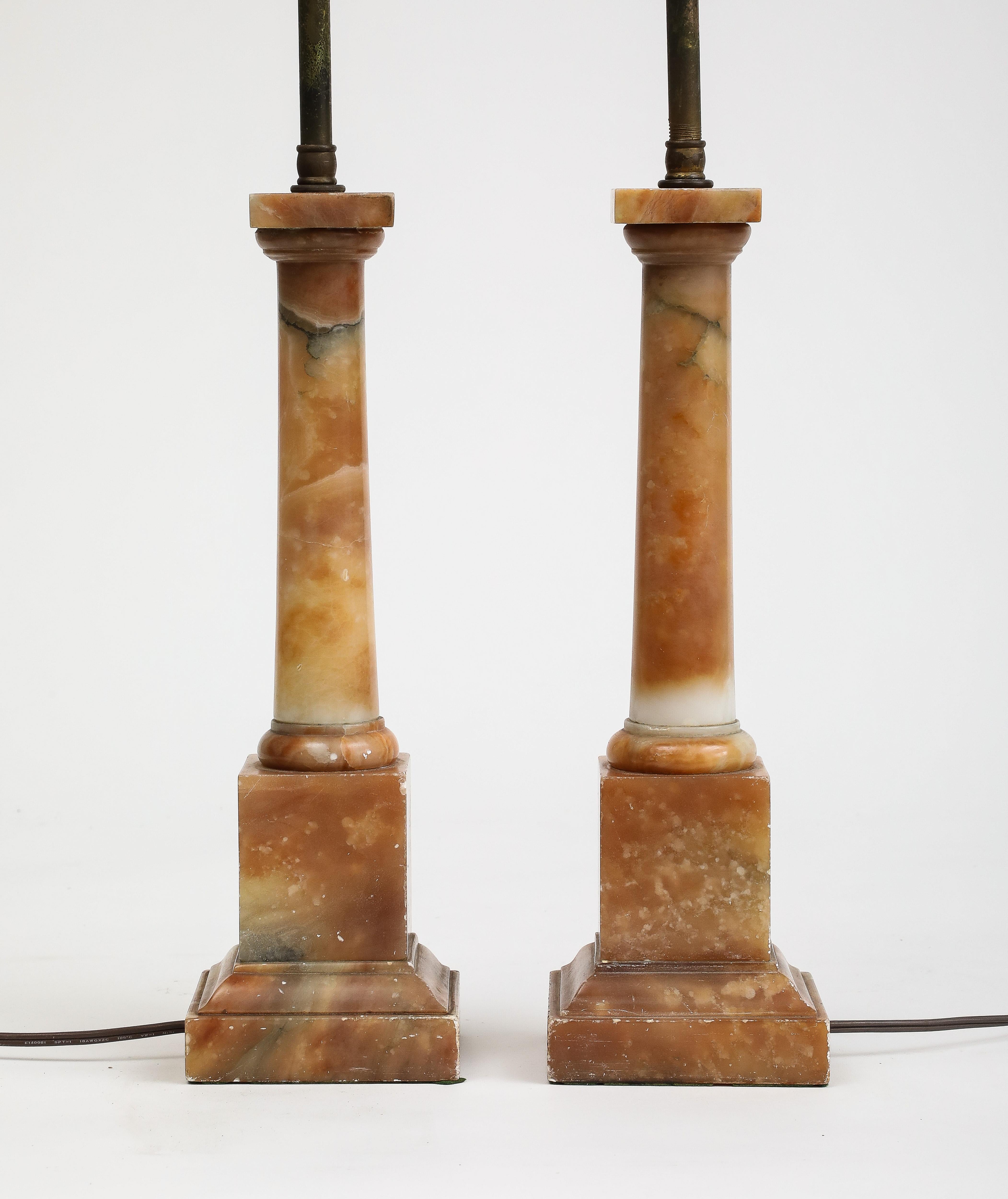 Paire de lampes de table Art Déco italiennes en marbre des années 1930 en vente 2