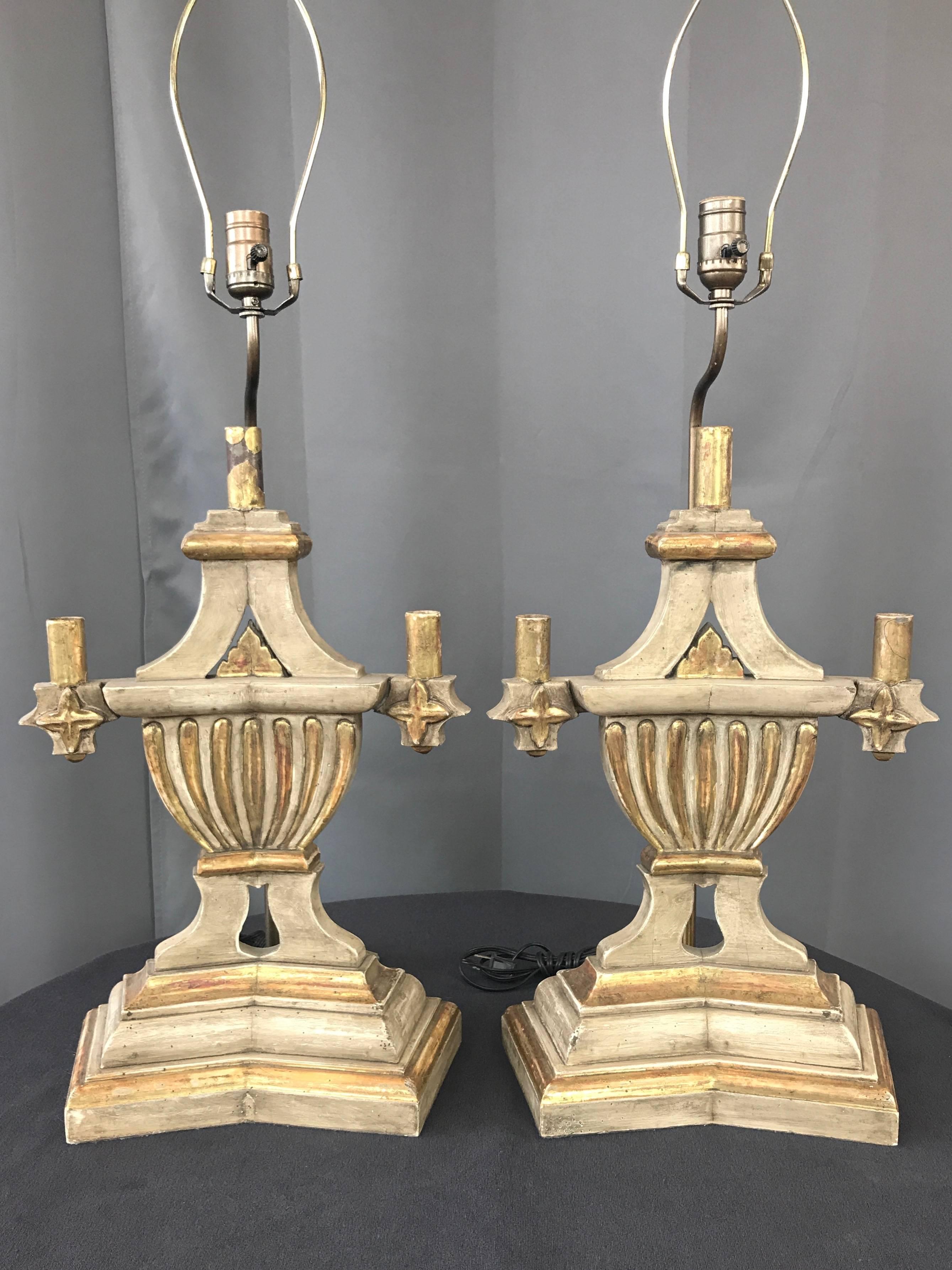 Paar italienische neoklassizistische, teilweise vergoldete italienische Kerzenhalter-Tischlampen aus den 1930er Jahren (Neoklassisch) im Angebot
