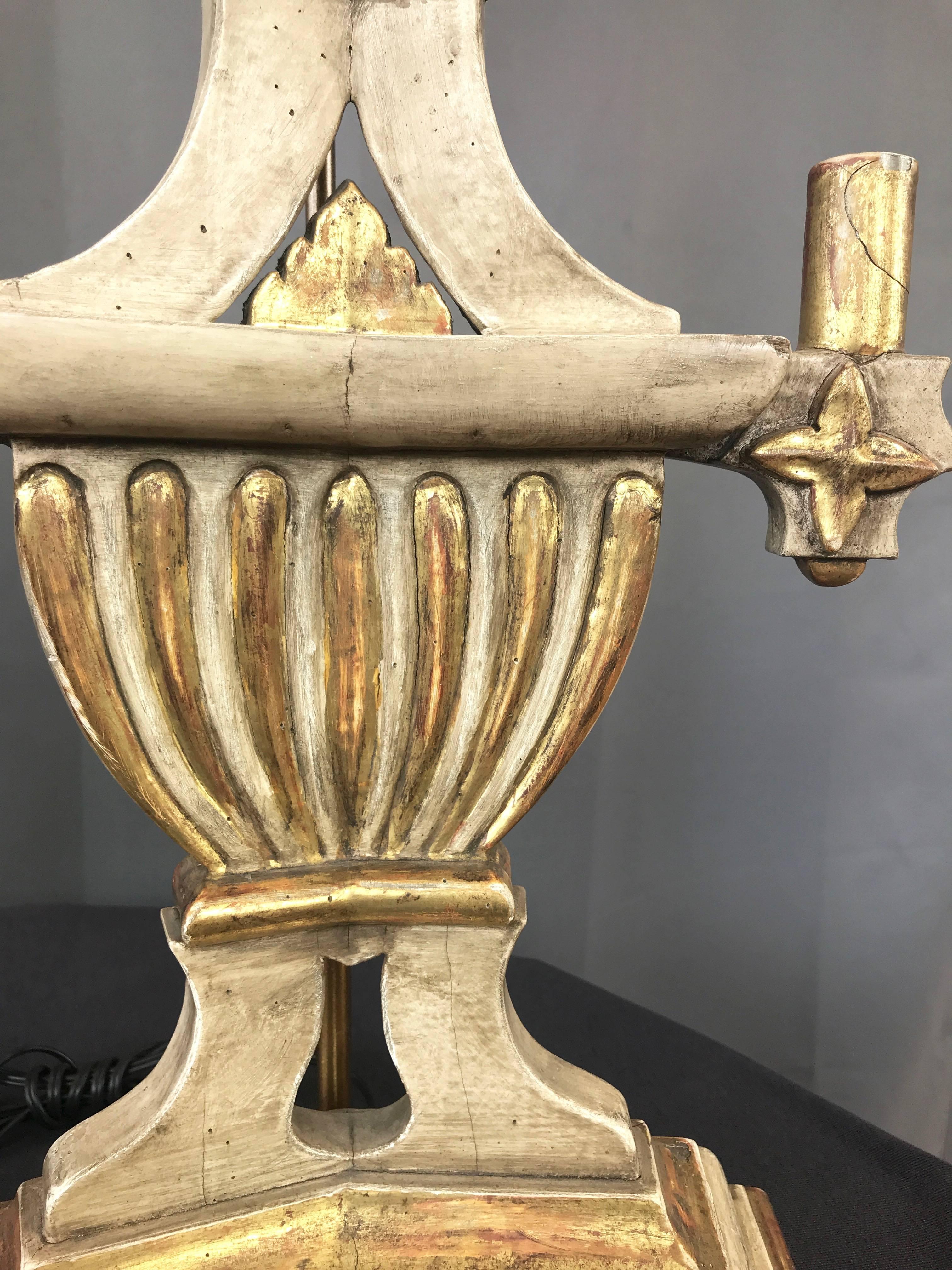 Pair of 1930s Italian Neoclassical Parcel-Gilt Candleholder Table Lamps For Sale 1