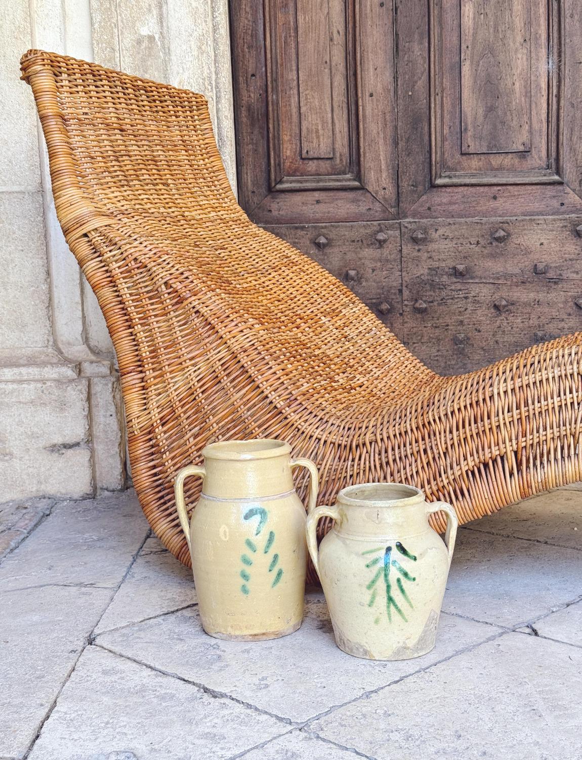 Une paire de pots rustiques avec des décorations en forme d'arbre de vie sur le devant. Ces pots ont été fabriqués au début des années 1900 et servaient à conserver l'eau et le vin. L'arbre de vie symbolise la bonne fortune et la longévité. Ils