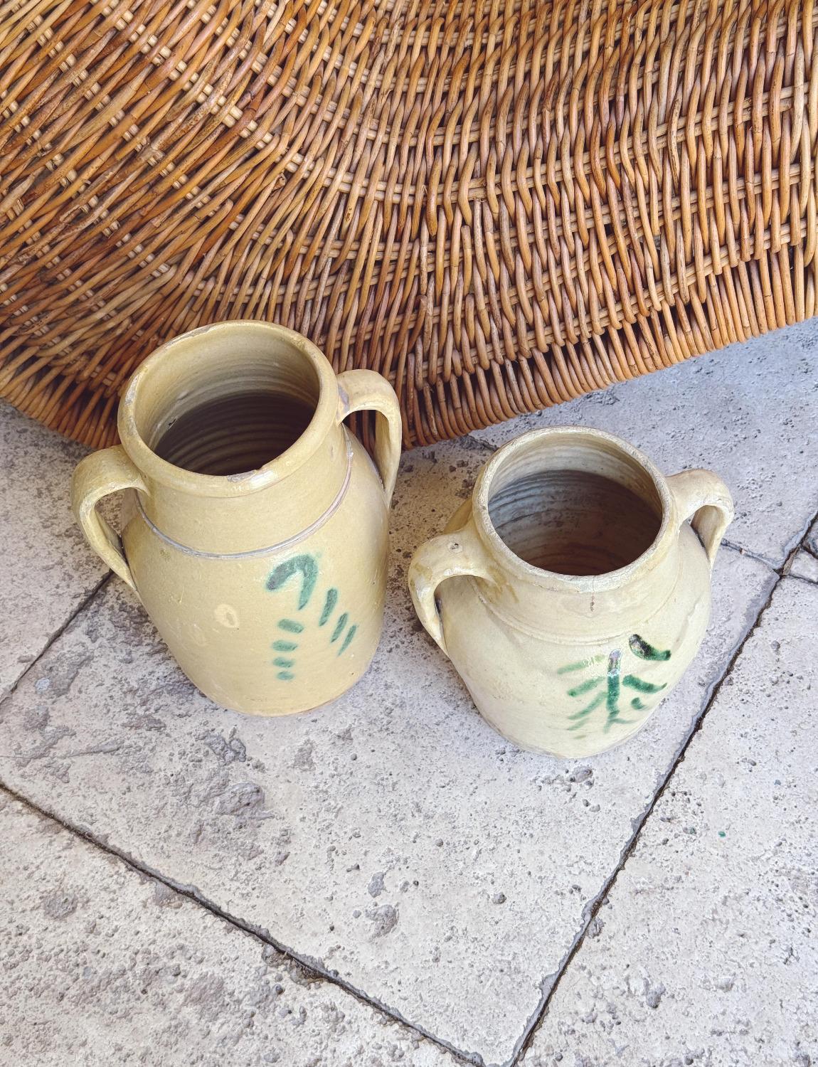 Peint à la main Paire de pots à arbre de vie italiens des années 1930 avec poignées en vente