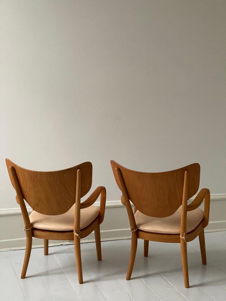 Rare pair of 1930s Fritz Hansen easy chairs in beech new upholstered cushions in premium vegetal leather, designed by architect
Magnus L. Stephensen.

About vegetal leather:
VEGETAL is the epitome of authentic leather. Considered “naked”, it’s just